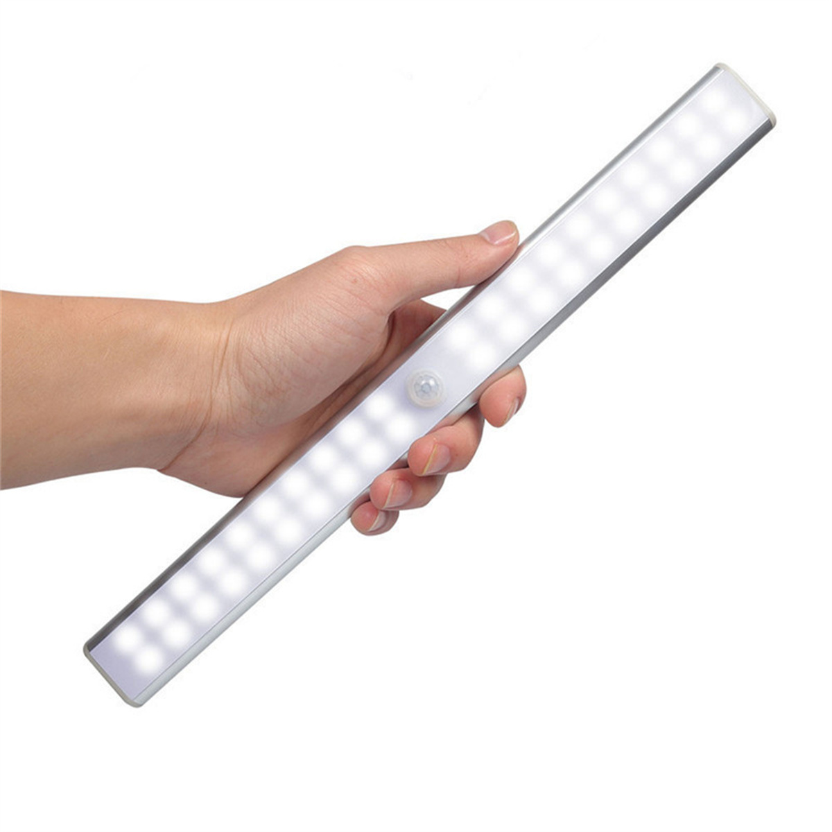 Hand, die eine silberne LED-Lichtleiste mit Lichtpunkten und einem Bewegungssensor hält.