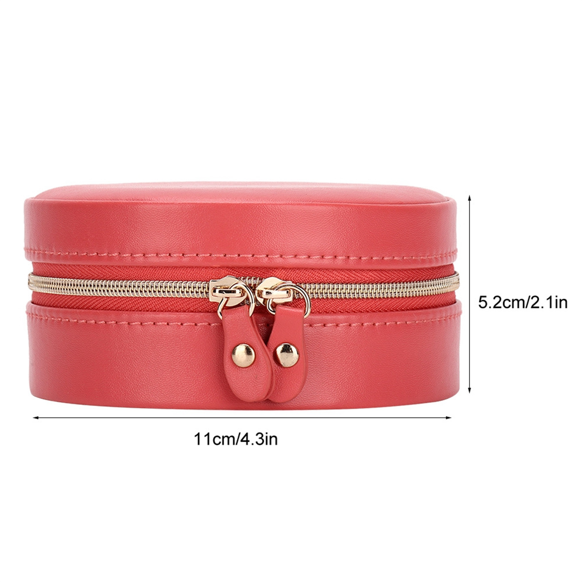 Rotes, ovales Schmucketui mit goldenen Reißverschlüssen. Maße: 11cm/4,3in und 5,2cm/2,1in.