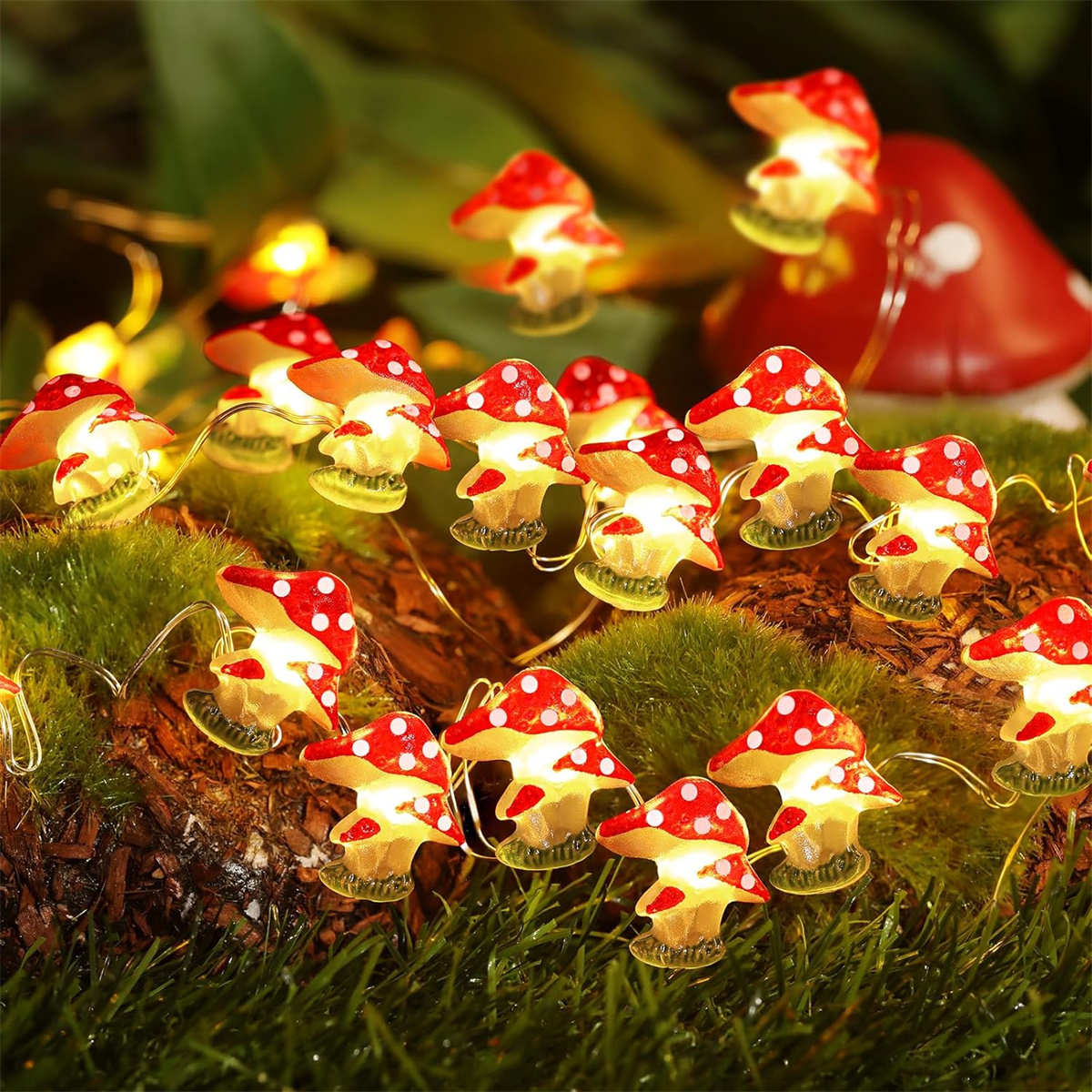 Lichterkette mit pilzförmigen Lichtern mit roten Kappen und weißen Tupfen auf grüner Oberfläche.