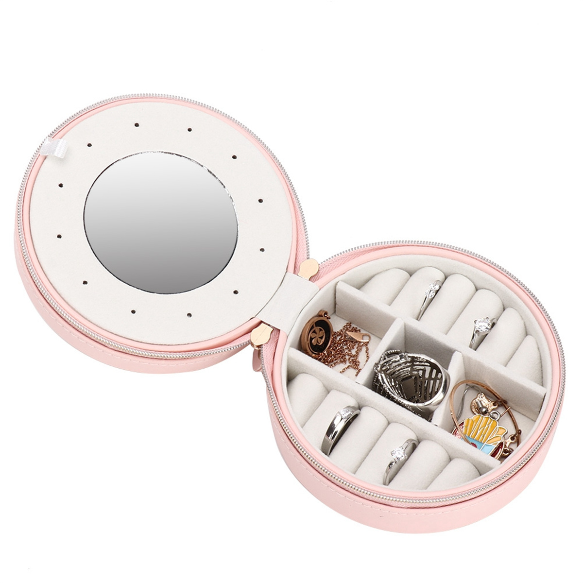 Eine rosa, offene Schmuckschatulle mit Spiegel. Sie ist mit Schmuck gefüllt, darunter Ringe und Halsketten. Weißes Interieur.