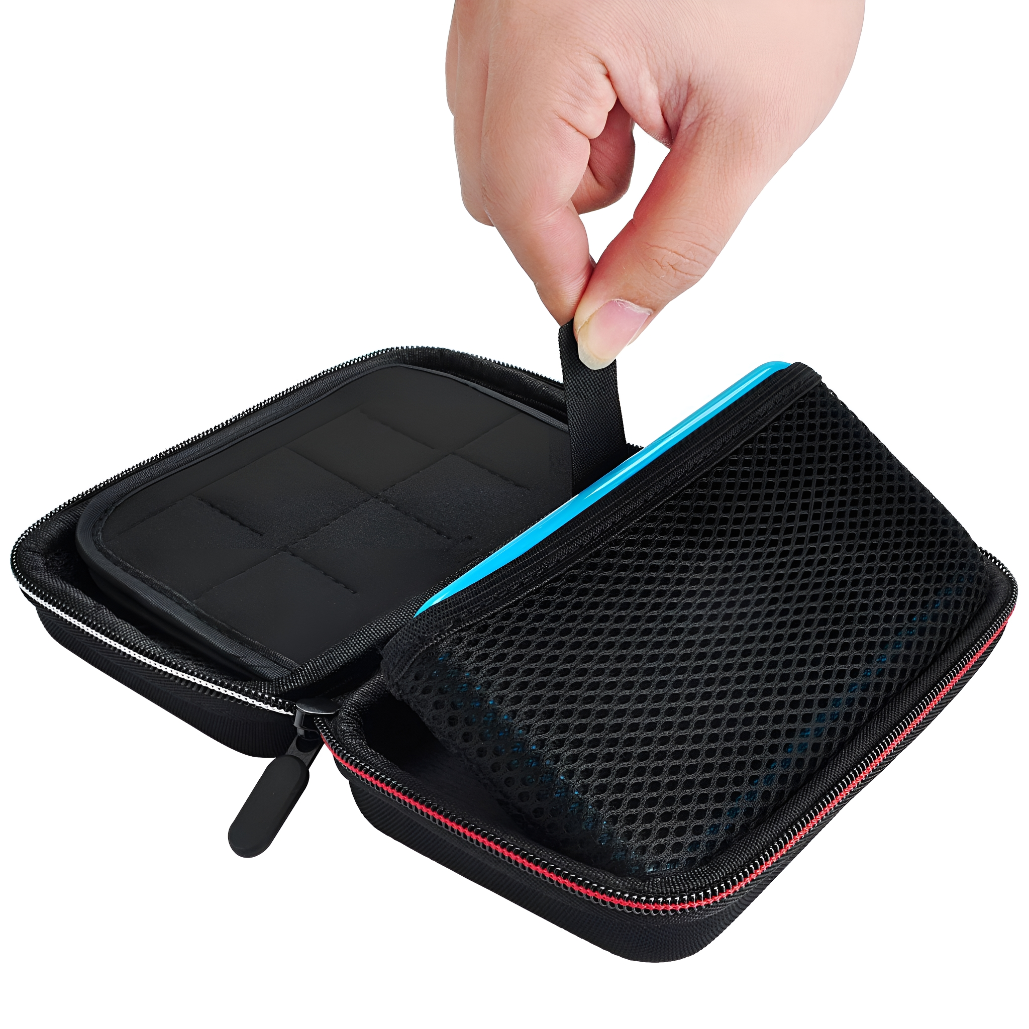 Hand öffnet eine schwarze Hülle mit einem blauen Gerät und einer Netztasche darin.