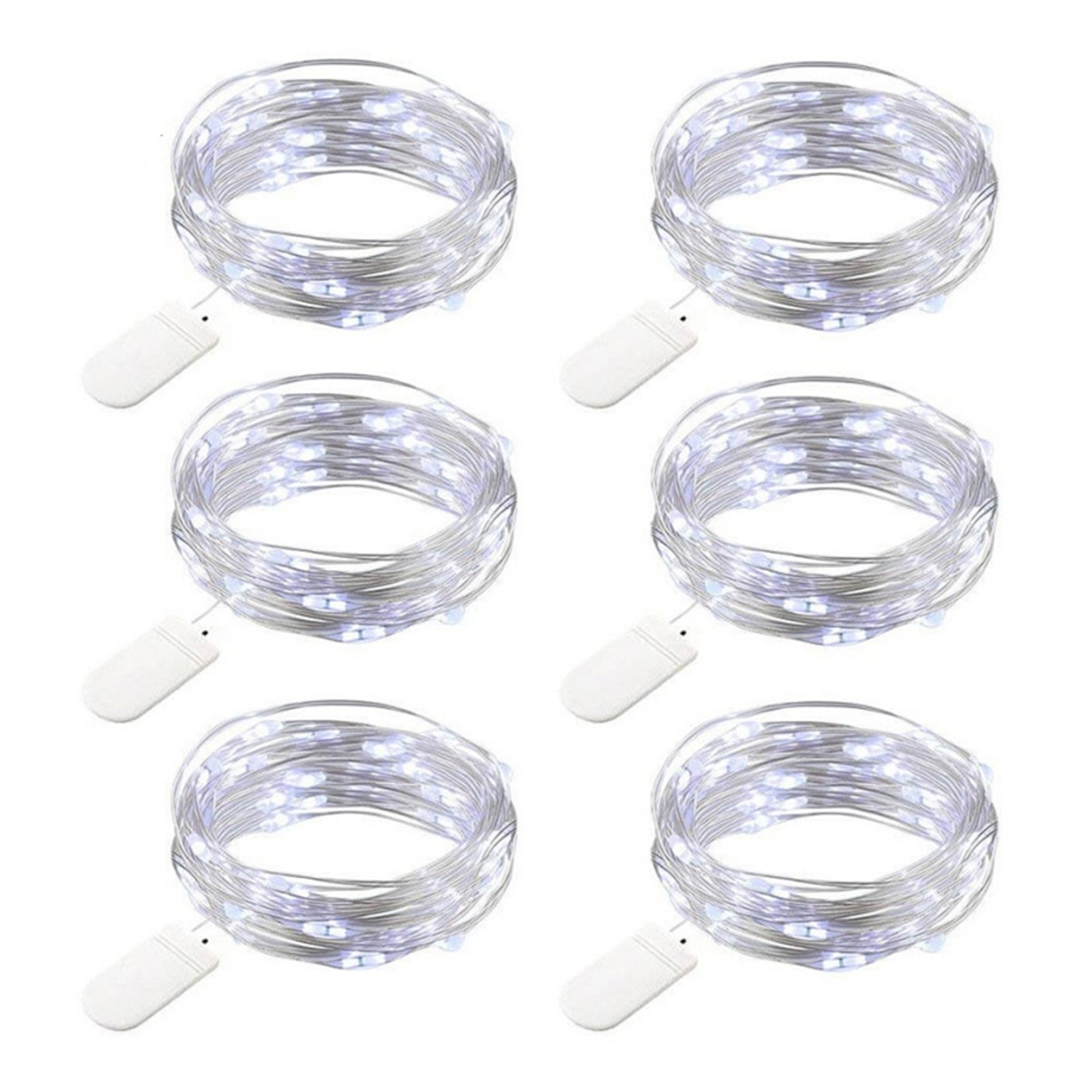 Sechs Rollen Lichterketten mit weißen LEDs und Batteriepacks auf Weiß.