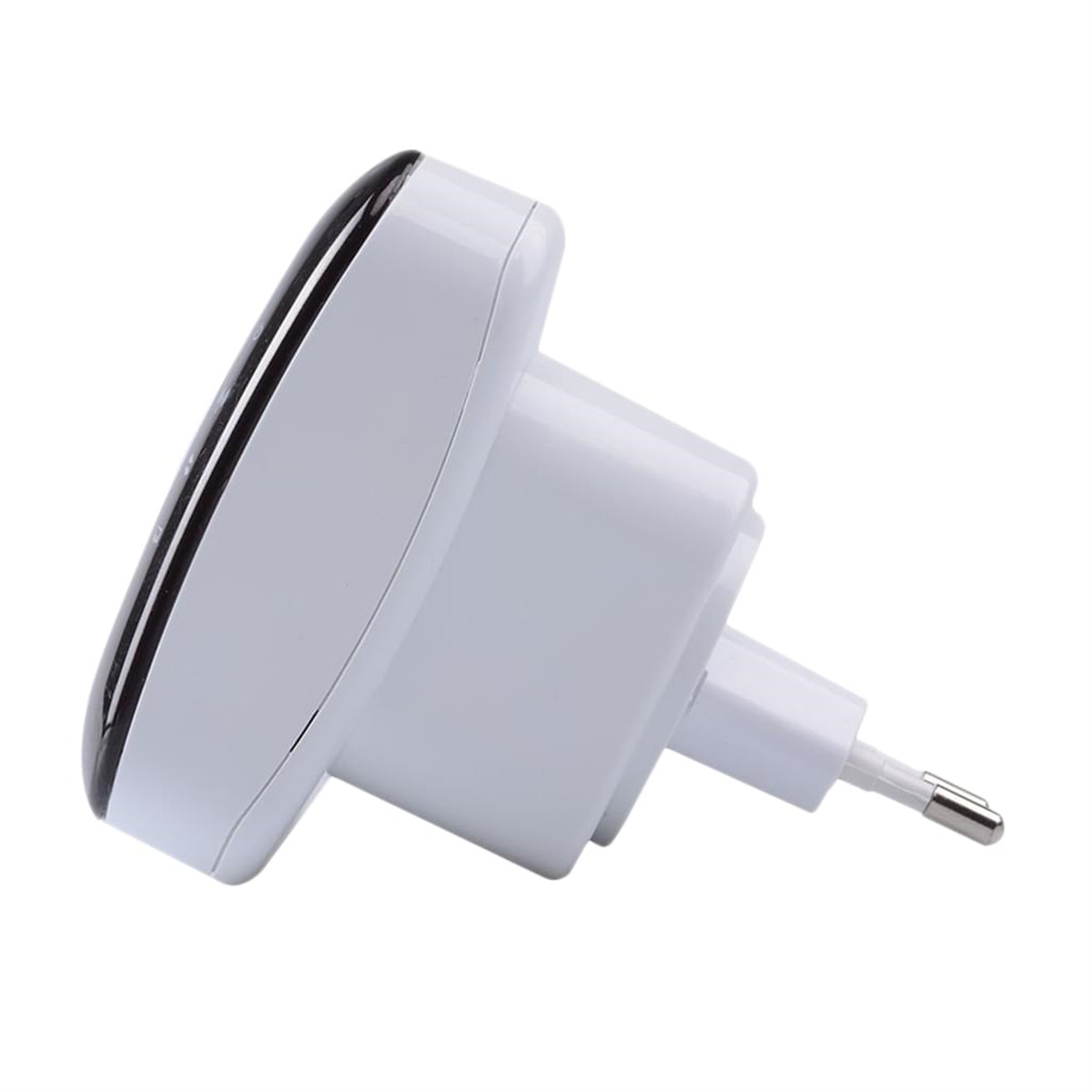 Weißer Stecker mit schwarzem Rand, weißer Stecker und schwarzer Hintergrund.