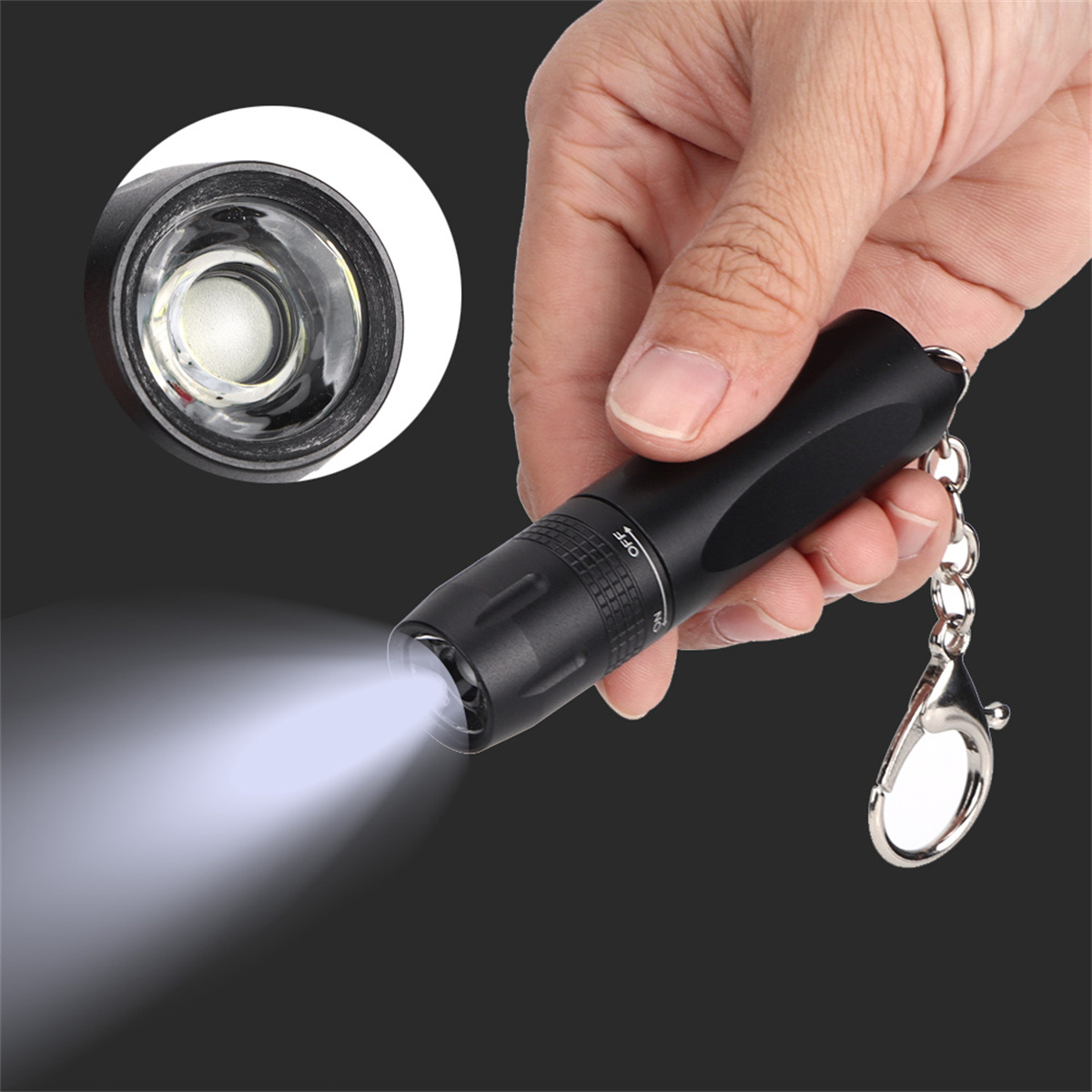 Schwarze Taschenlampe mit hellem Lichtstrahl, in einer Hand gehalten.