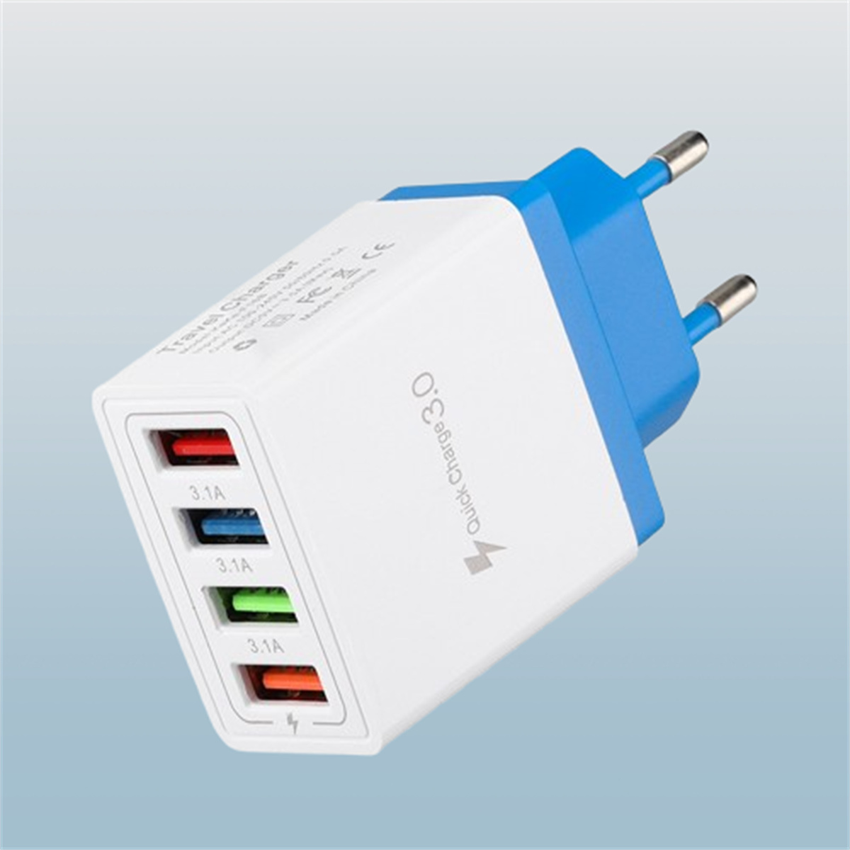 Weiß-blaues Reise-Ladegerät mit vier USB-Anschlüssen, mit Leistungsangabe. Quick Charge 3.0 sichtbar.