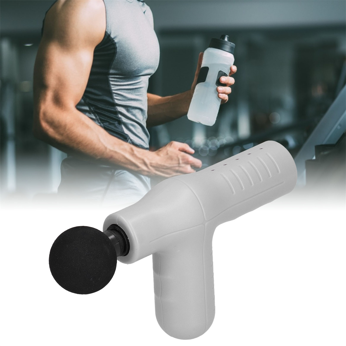 Person mit einer Massagepistole und einer Wasserflasche. Ein Fitnessstudio und ein Laufband im Hintergrund.