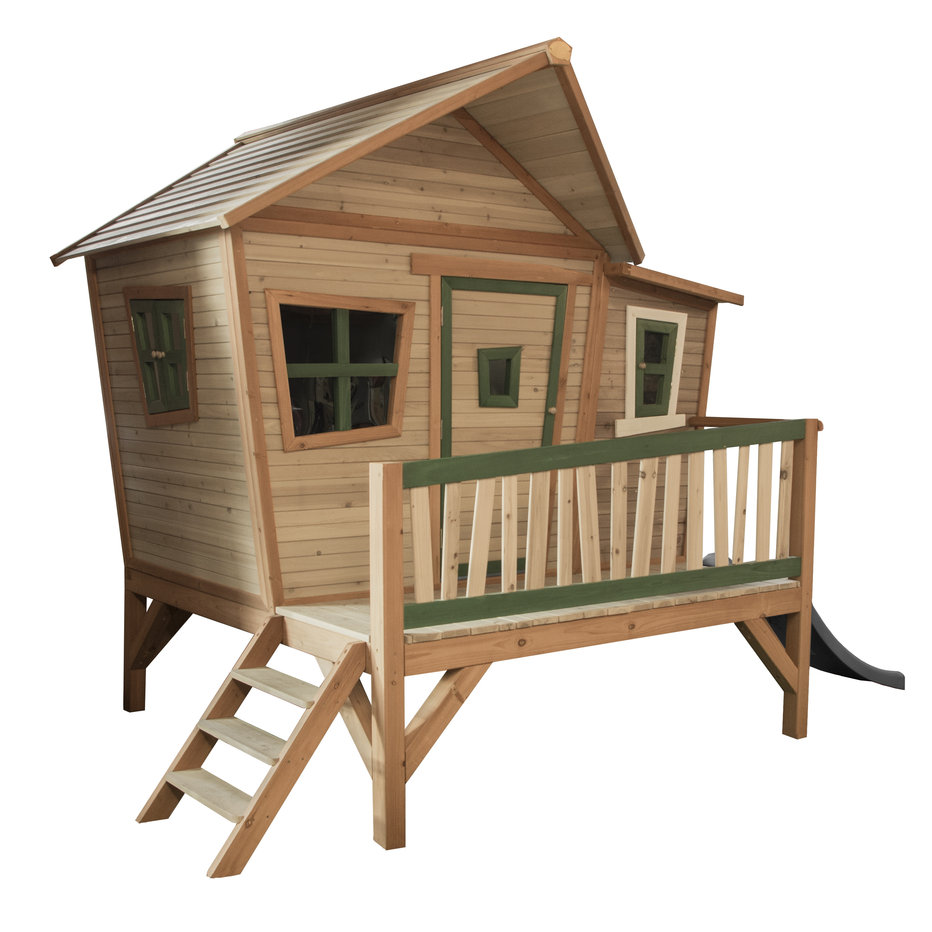 Holzspielhaus mit grüner Tür und Fenstern, Deck und Treppe. Es ist auf weißem Hintergrund.