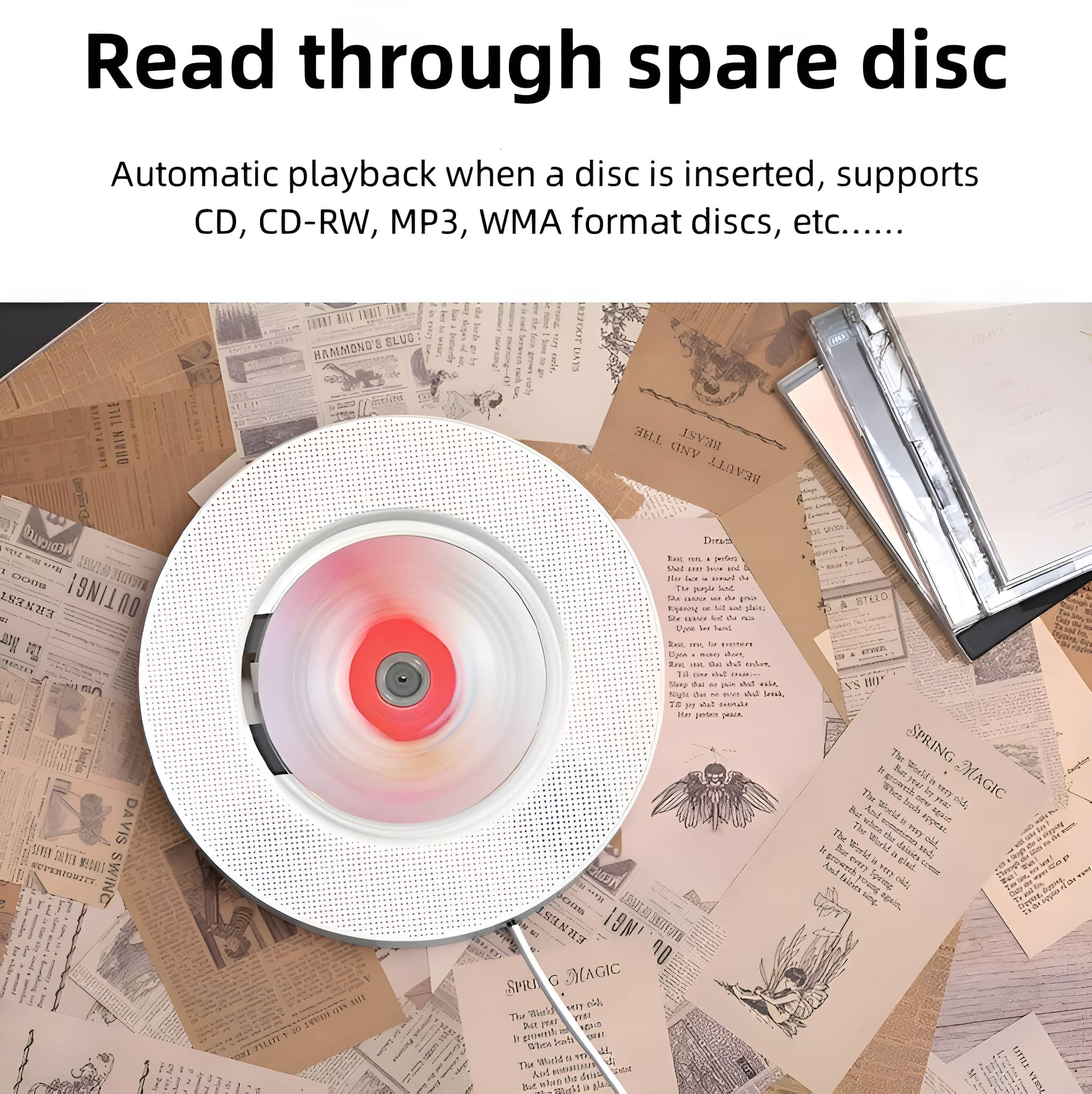 Weißer CD-Player auf einem Tisch mit alten Papieren. CD dreht sich. Vintage-Stil.