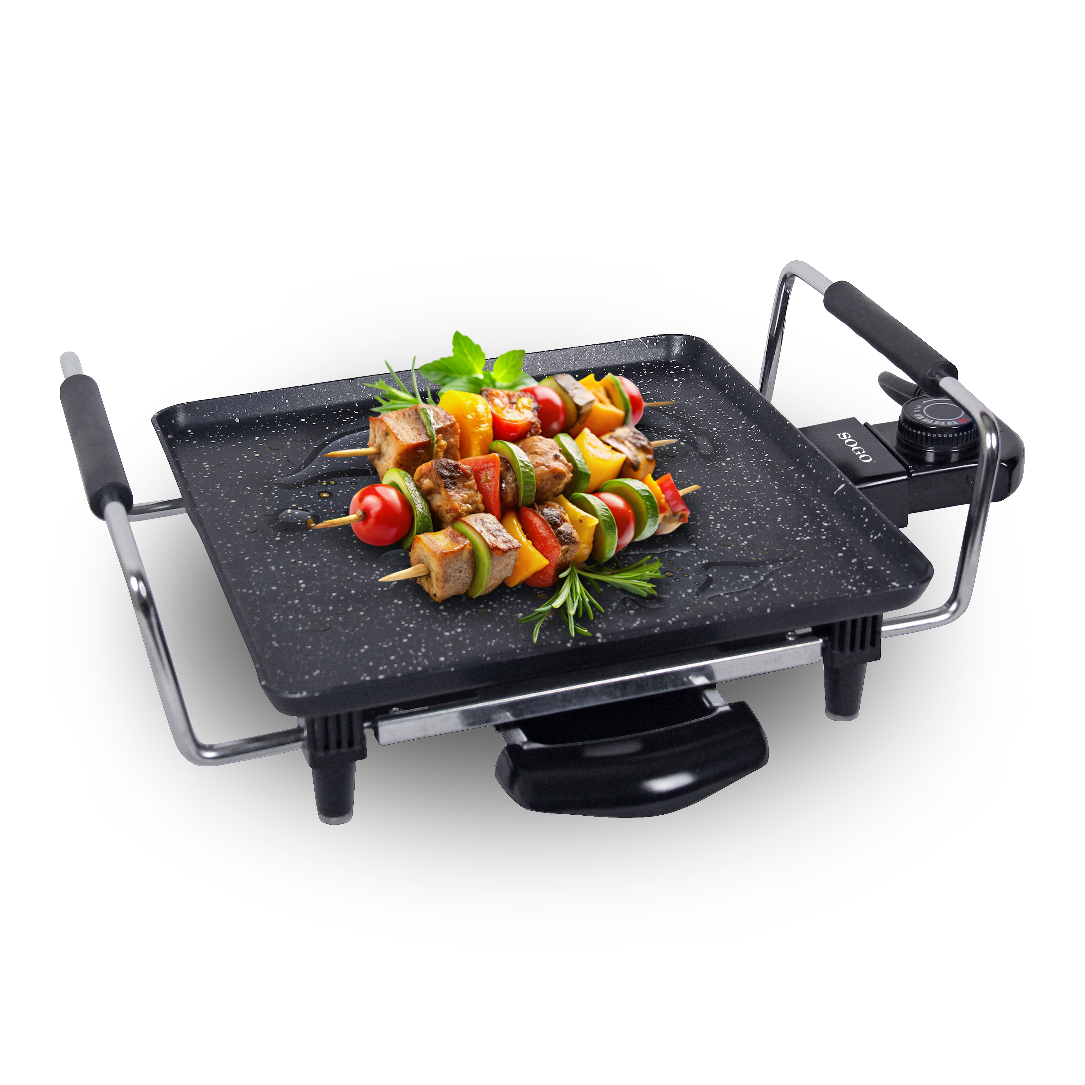 Ein elektrischer Grill mit Spießen mit gegrilltem Essen auf einer schwarzen Oberfläche.