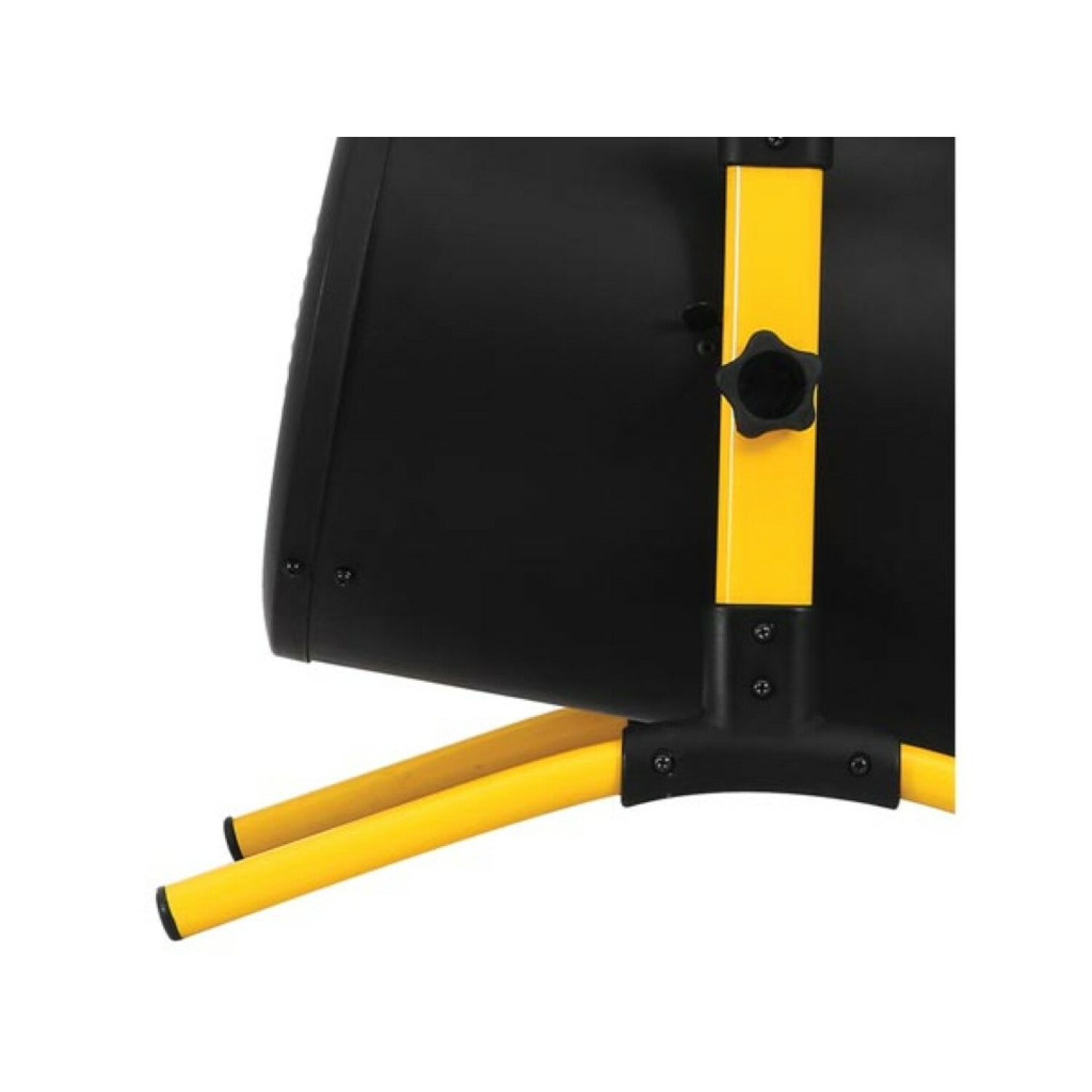Primo piano di una macchina nera con telaio giallo. Ruota nera in basso. Sfondo bianco.
