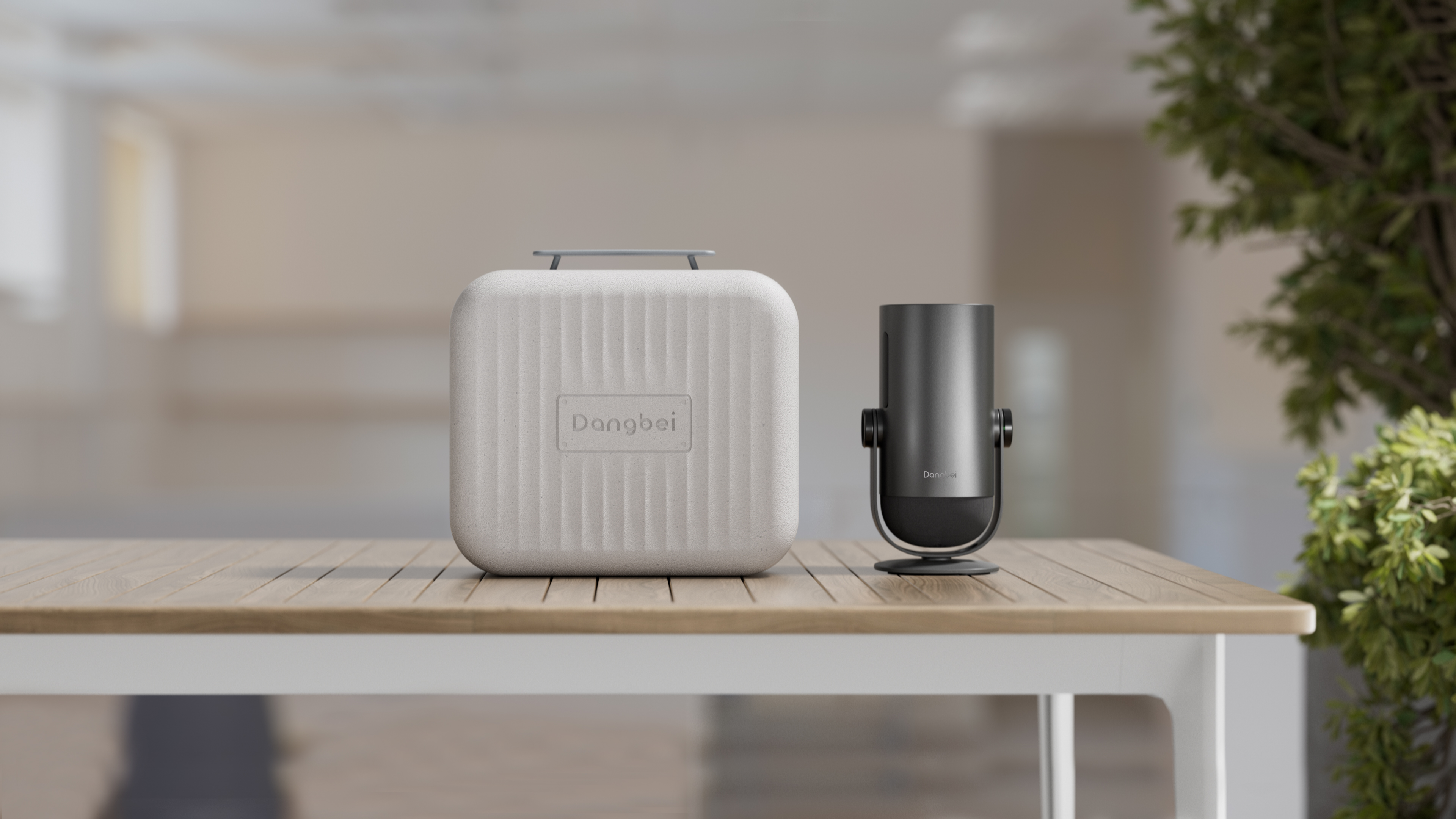 Biała walizka ze srebrnym uchwytem obok czarnego mikrofonu na drewnianym stole. Zieleń w tle.