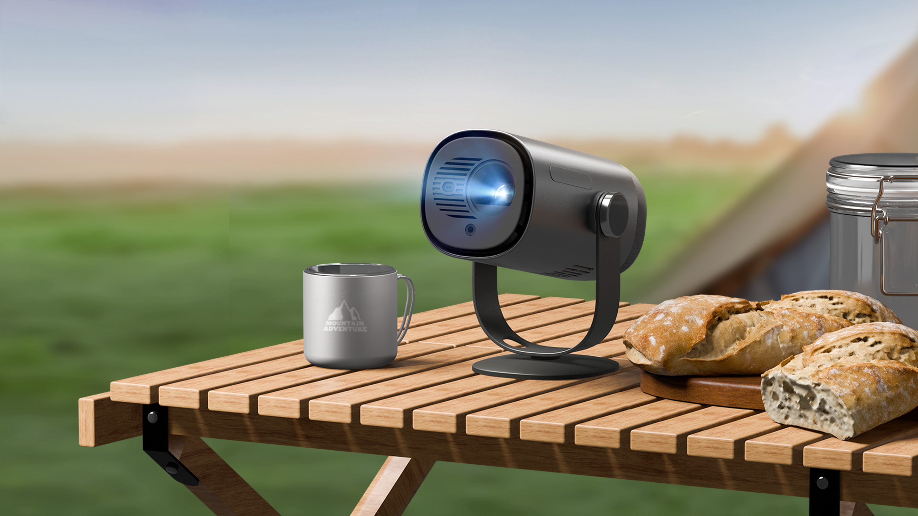 Ein Projektor auf einem Holztisch mit einer Kaffeetasse und Brot. Ein grünes Feld im Hintergrund.