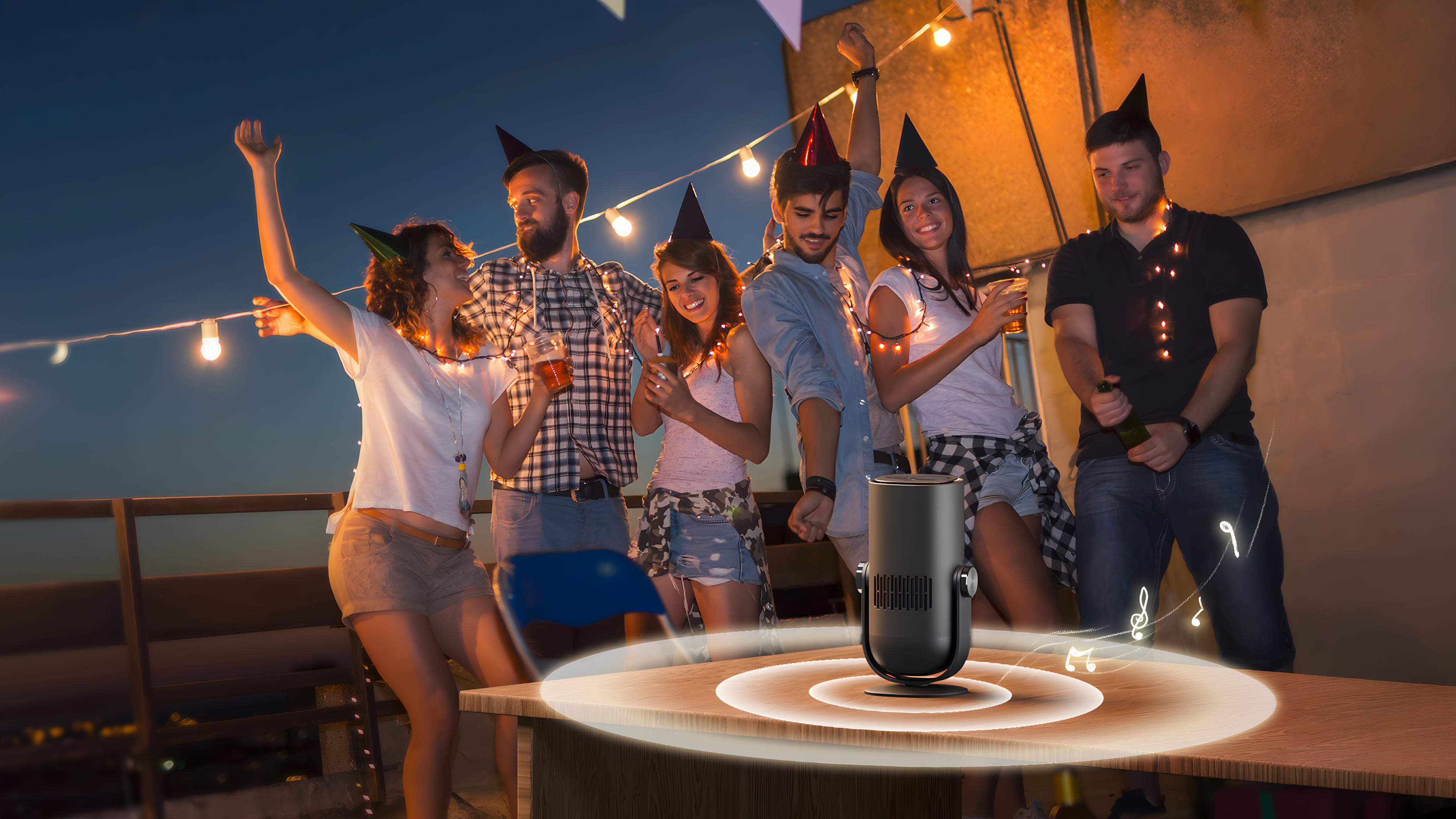 Grupa osób na imprezie wokół głośnika. Głośnik stoi na stole.