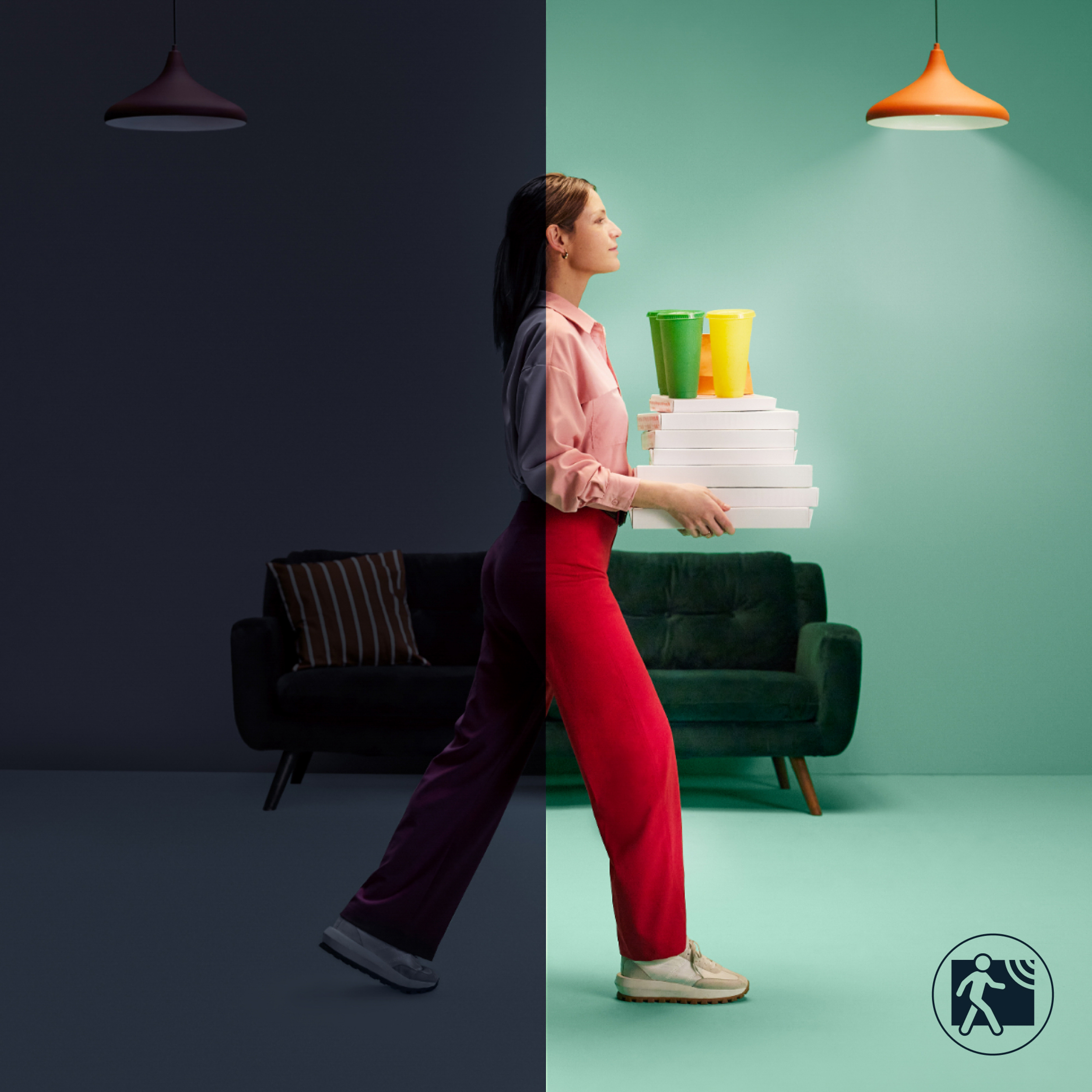 Kobieta idąca z pudełkami po pizzy i kubkami, z kontrastującym jasnym i ciemnym tłem.