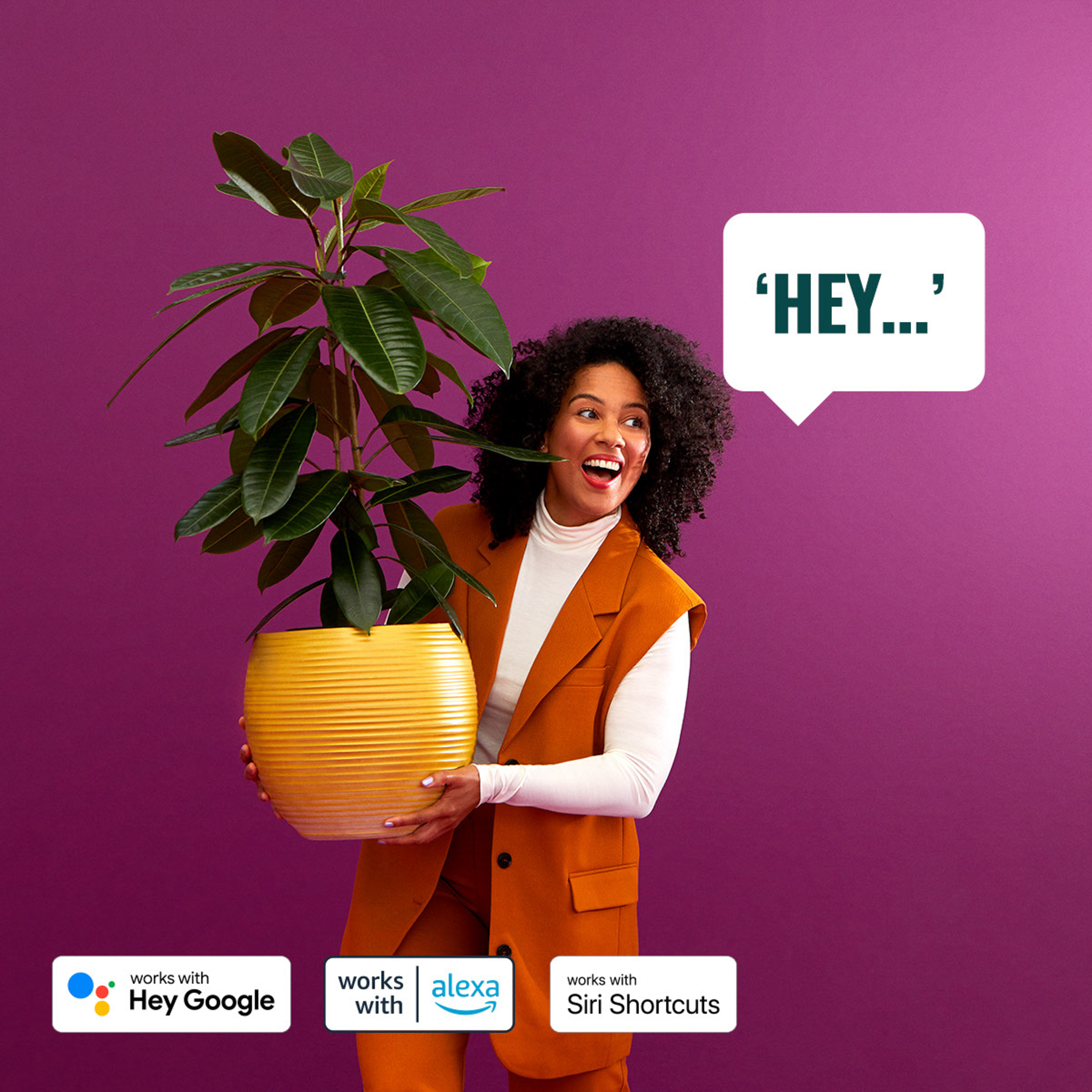 Vrouw houdt gele pot met plant vast, tekstballon zegt 'HEY...'. Werkt met Hey Google, Alexa en Siri.