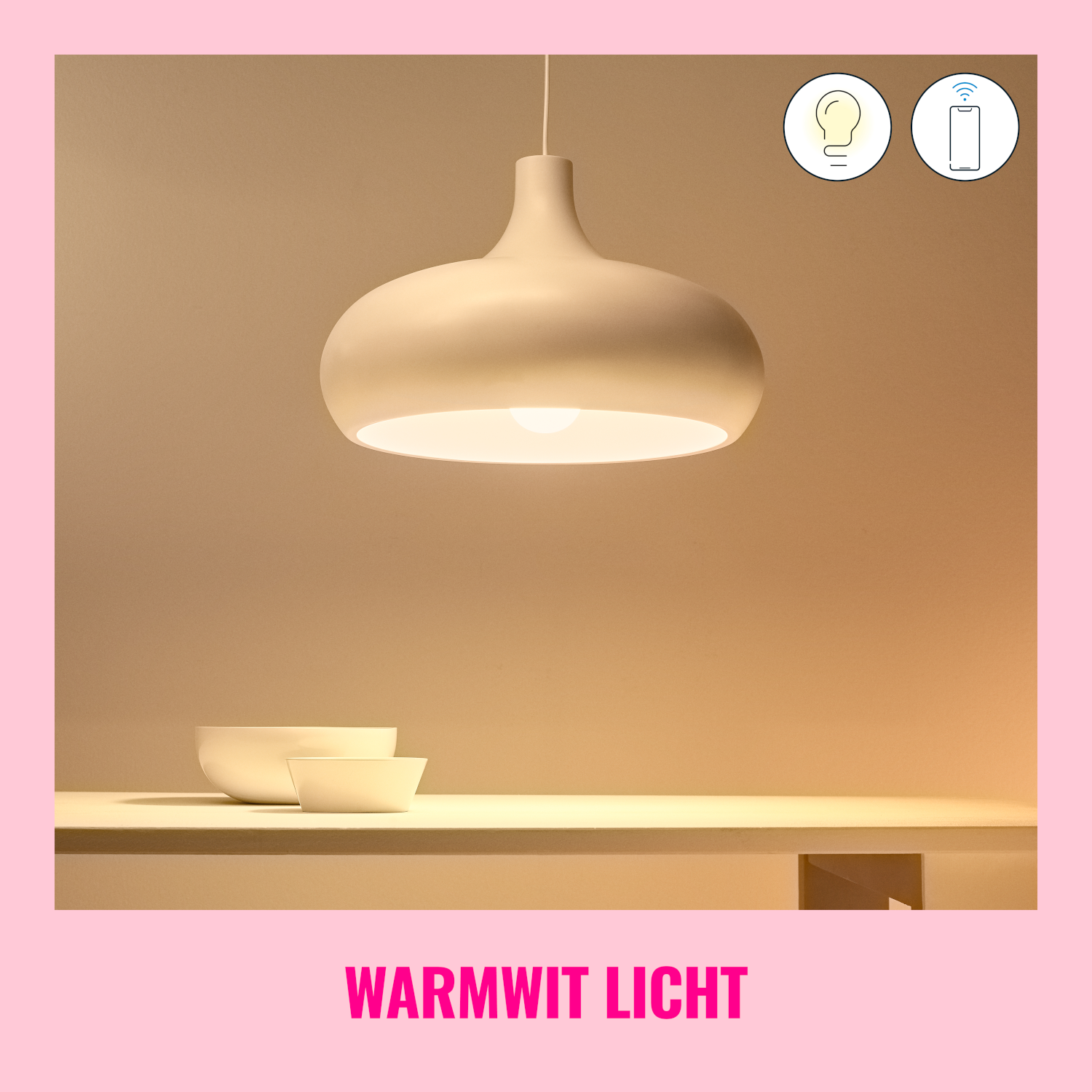 Biała lampa wisząca, dwie miski na półce, ciepłe białe światło.