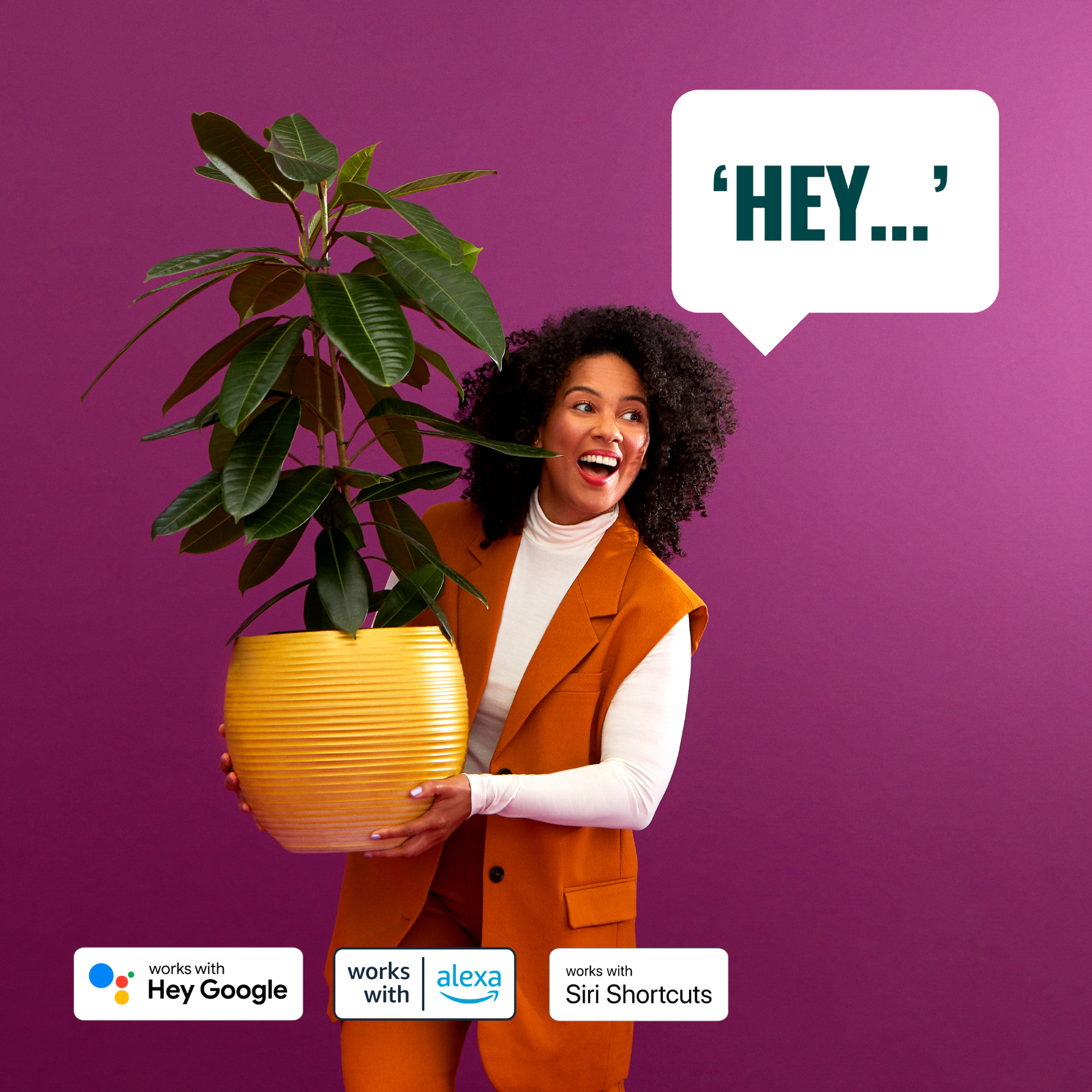 Femme tenant une plante en pot, bulle disant 'HEY...'; logos d'intégration en dessous.