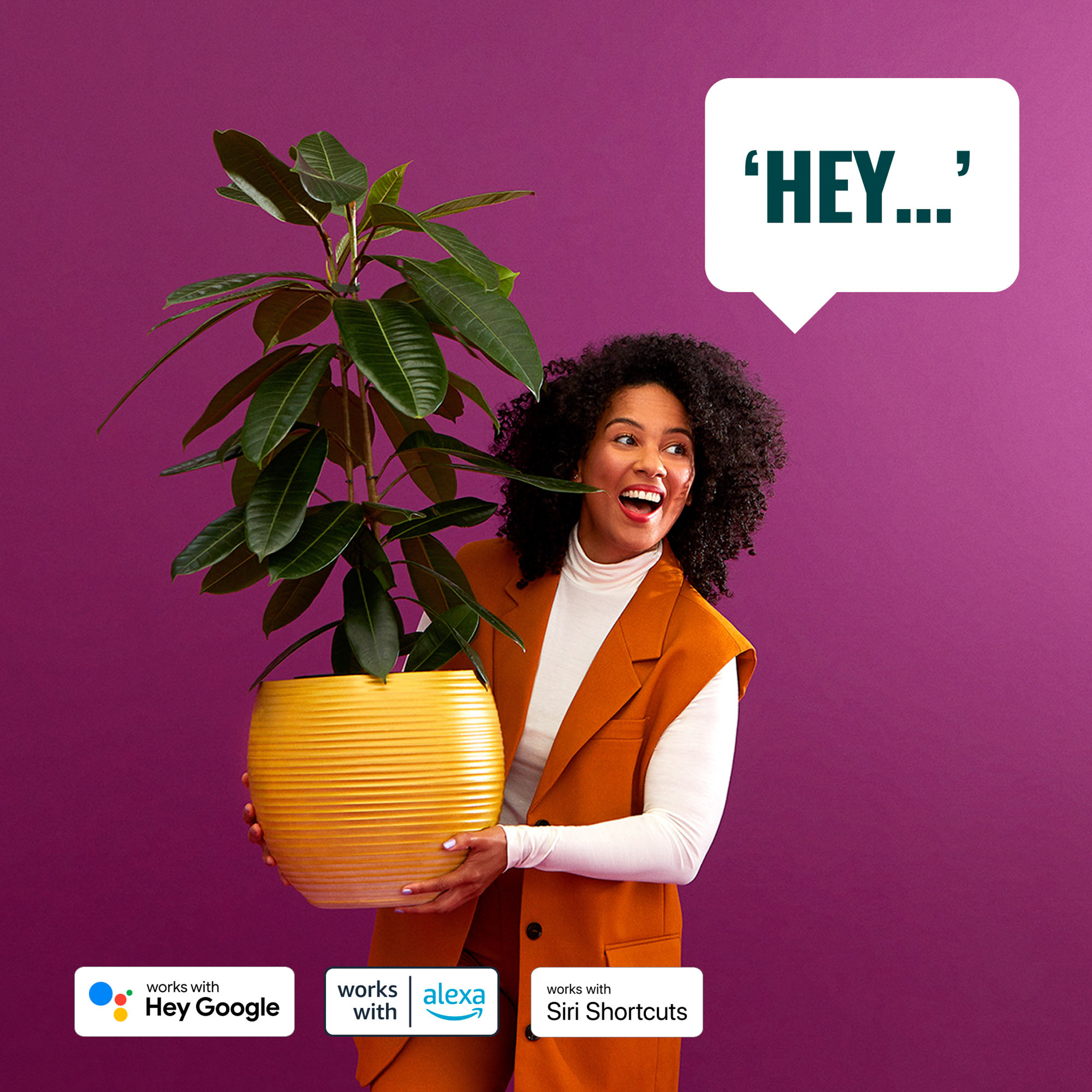 Vrouw houdt gele pot met plant vast. Spraakballon met 'HEY...'. Werkt met slimme apparaten.