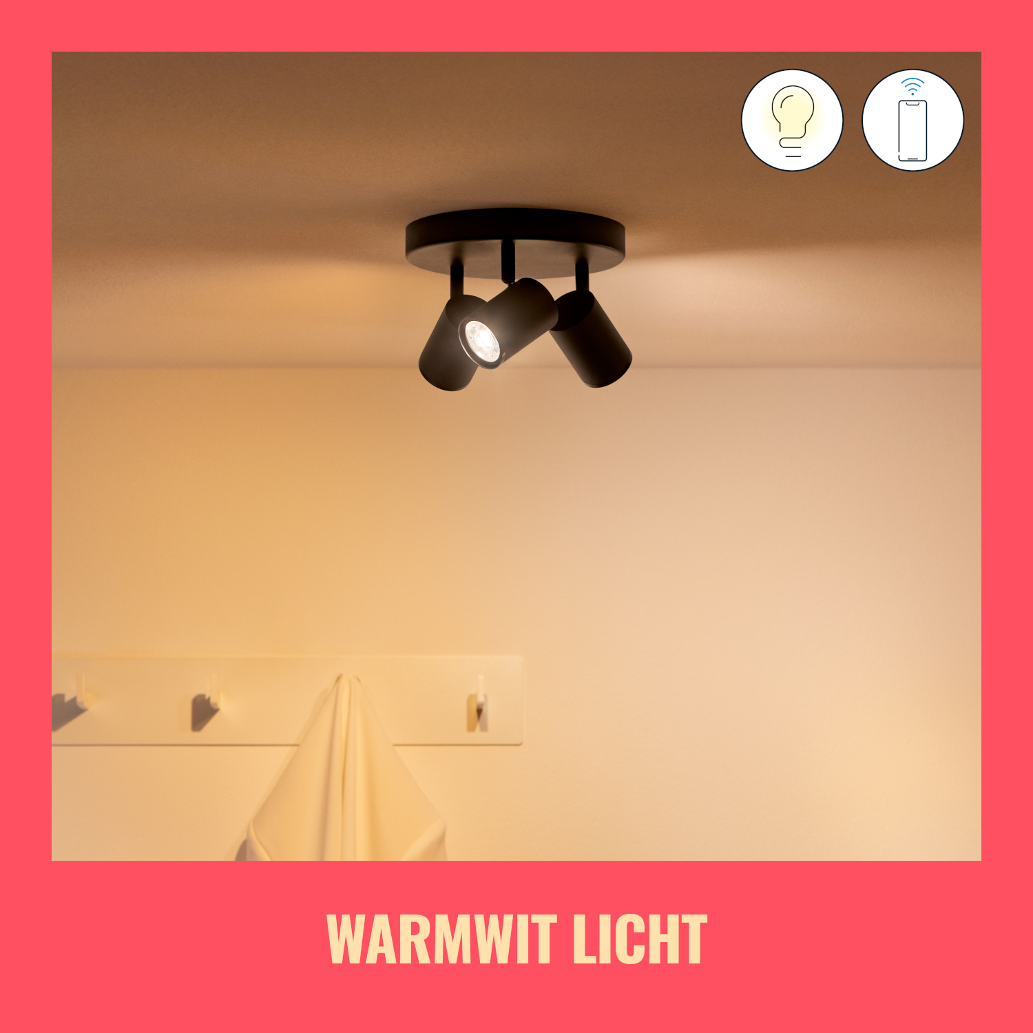Deckenleuchten mit drei verstellbaren Strahlern in warmweißem Licht sind an einer Decke montiert.