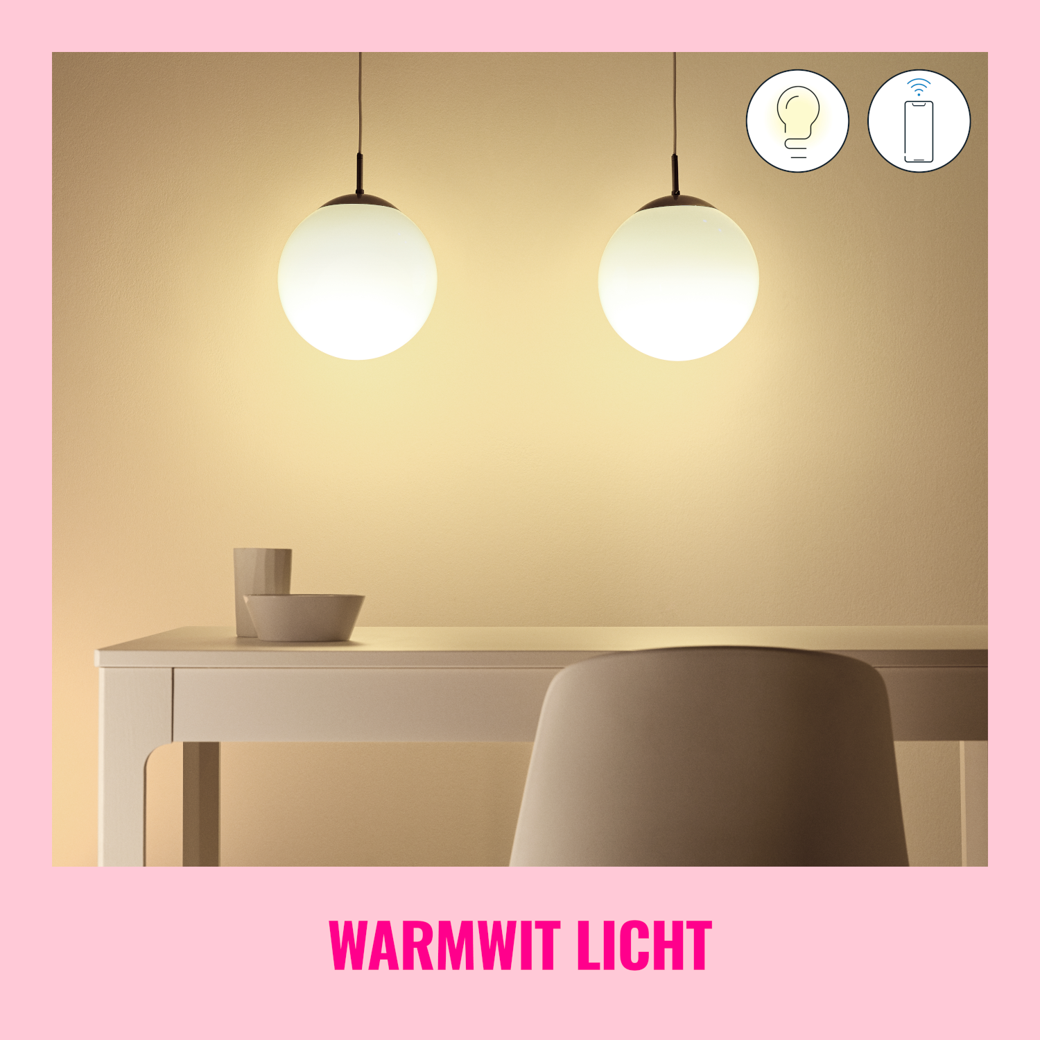 Zwei Hängelampen über einem weißen Tisch. Die Lampen sind weiße Kugeln.