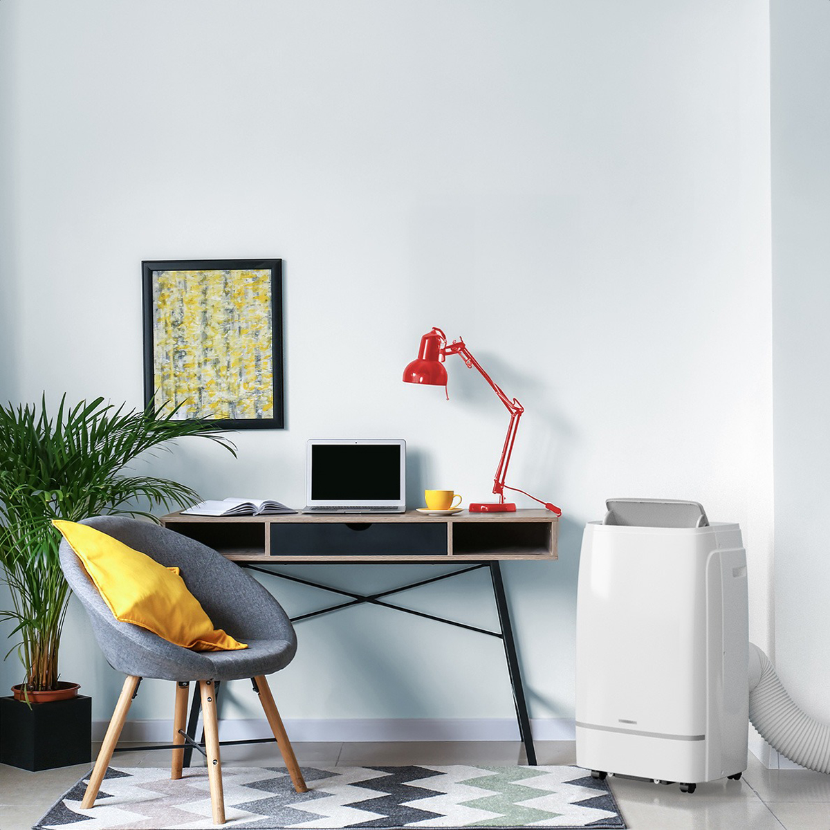 Bureau à domicile avec un bureau, une chaise, une lampe et un refroidisseur d'air. Un ordinateur portable est sur le bureau.