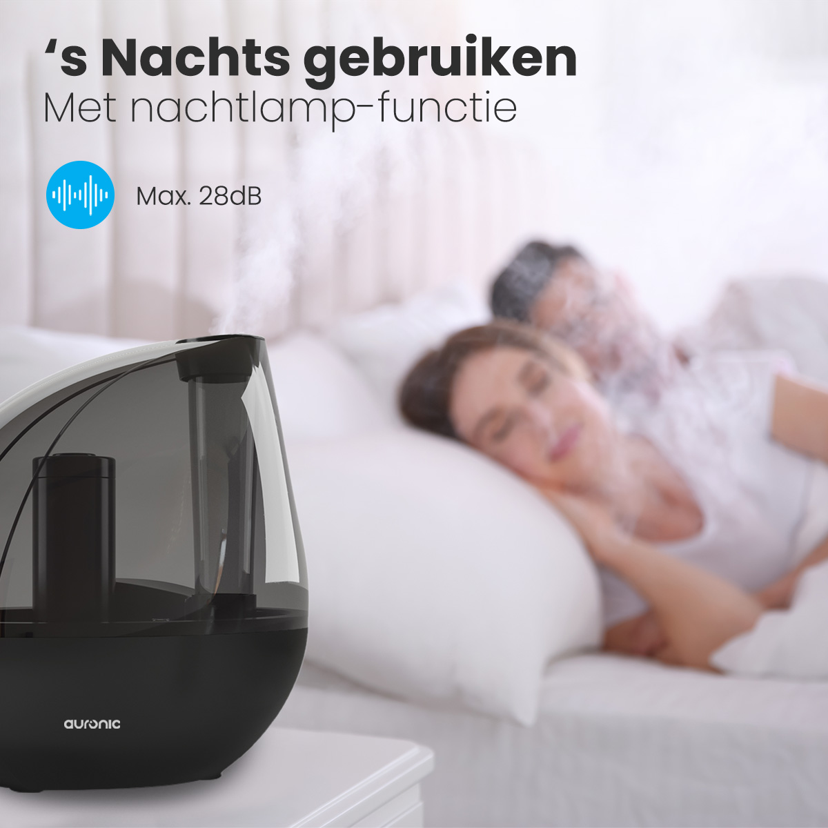 Luftbefeuchter auf Nachttisch. Mann und Frau im Hintergrund schlafen. Text: Nachtgebrauch, mit Nachtlicht.