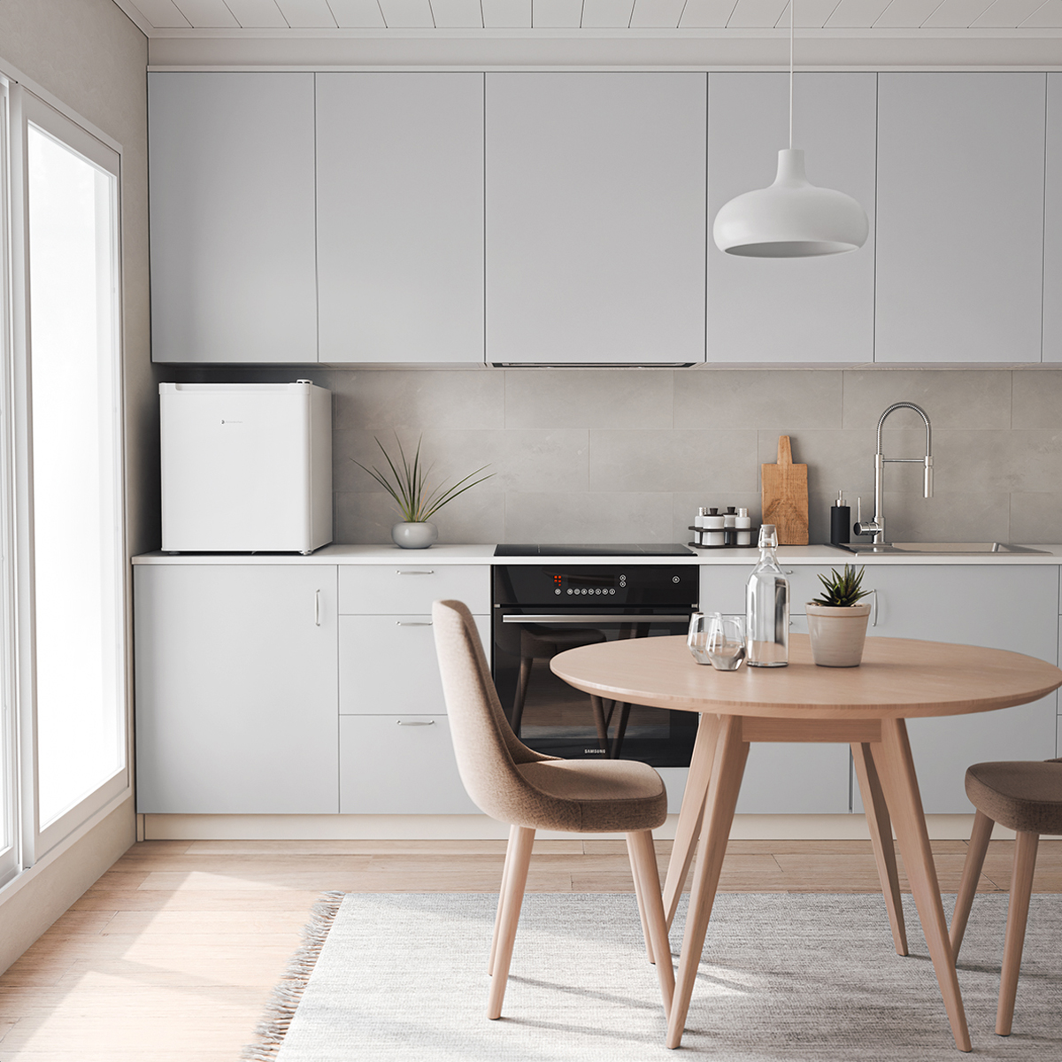 Een keuken met een tafel en stoelen, een koelkast en een fornuis.