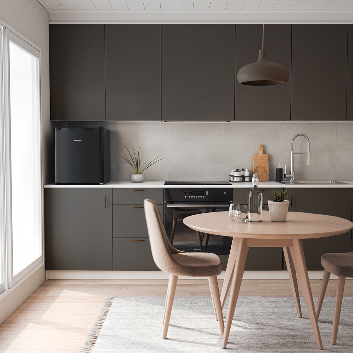 Een zwarte koelkast in een keuken, met een tafel, stoelen en een raam op de achtergrond.