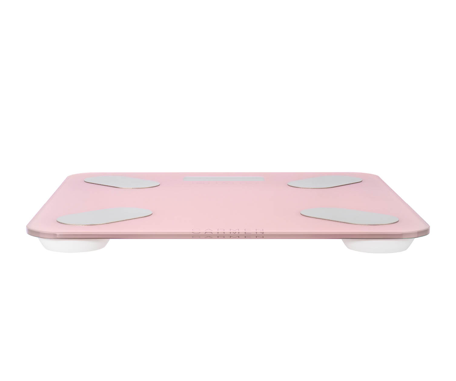 Roze digitale weegschaal met zilveren pads, op een witte achtergrond. De tekst 'CARMEN' is zichtbaar.