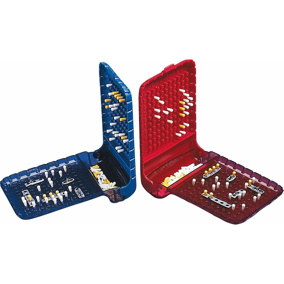 Tabelloni di gioco di battaglia navale, uno blu e uno rosso, con pioli nelle aree di gioco.