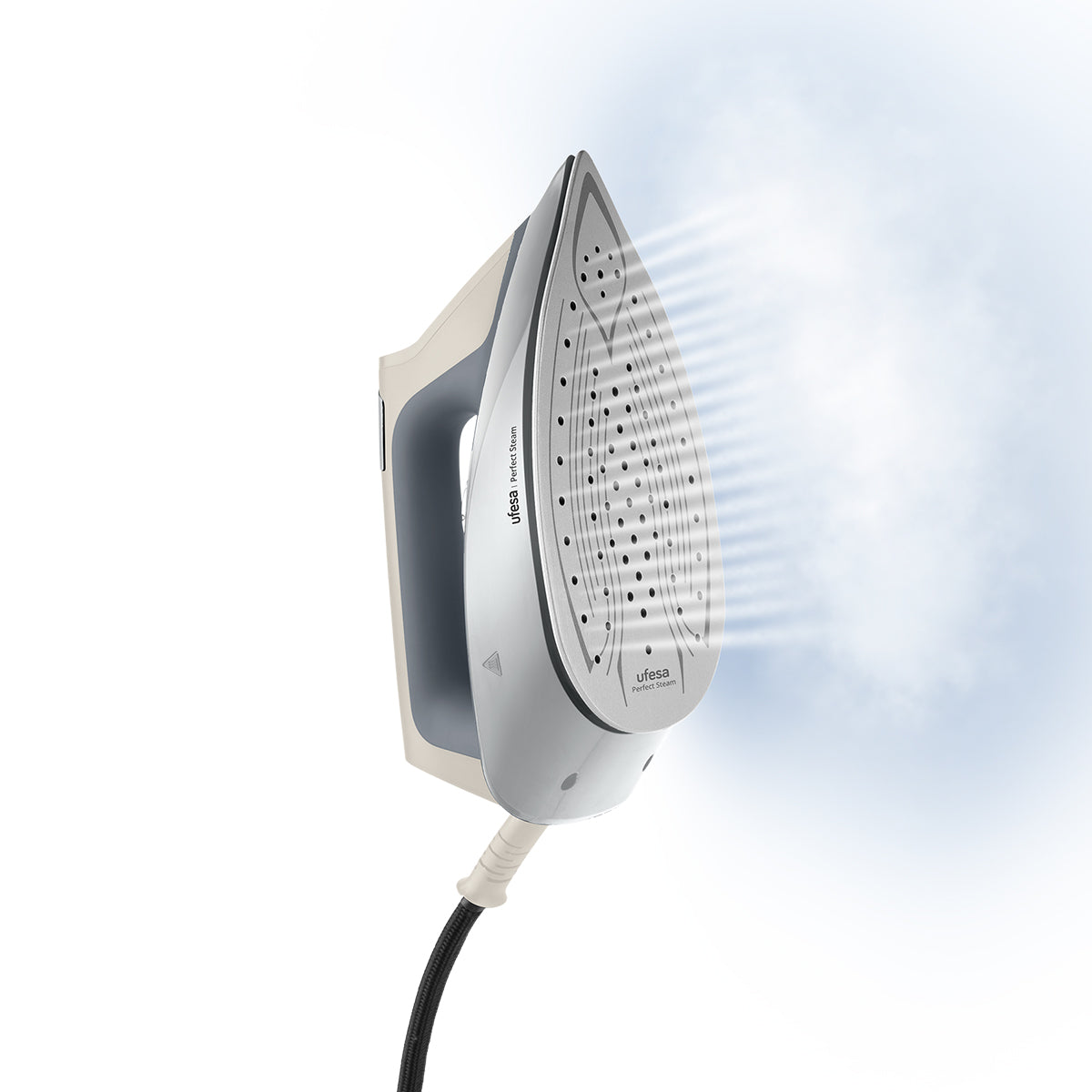 Plancha blanca y gris con vapor, cable a la izquierda, aislada sobre fondo blanco.
