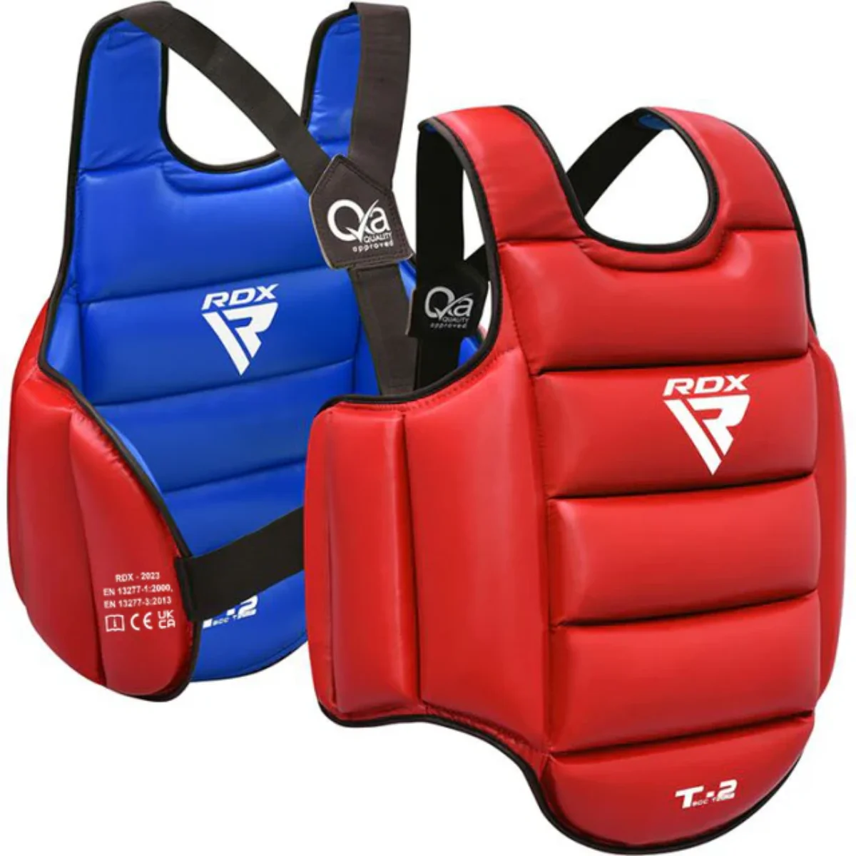 Twee borstbeschermers, één blauw en één rood, met witte logo's en bandjes.