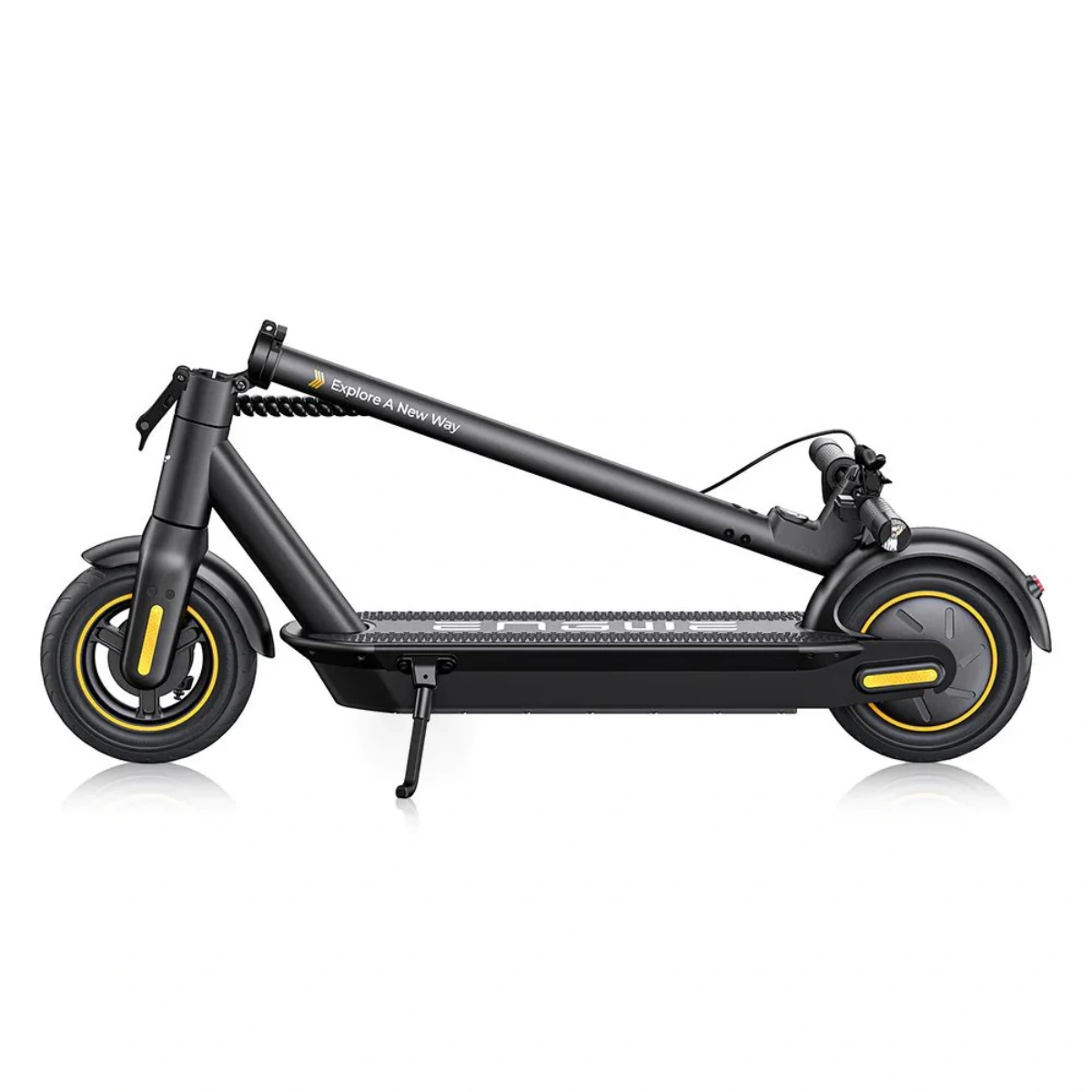 Scooter elettrico nero con dettagli gialli. È appoggiato su un cavalletto e su sfondo bianco.