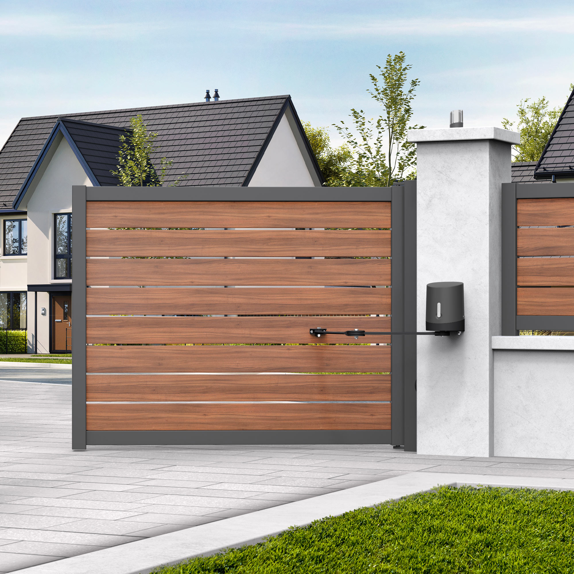 Una puerta de madera con marco gris oscuro, un abrepuertas automático, frente a una casa.
