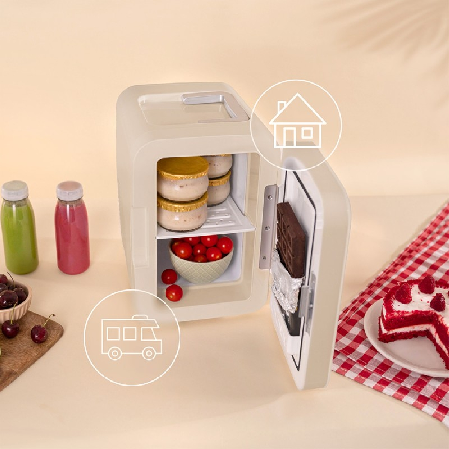 Mała beżowa lodówka z otwartymi drzwiami. Zawiera jedzenie. Ikony domu i kampera w pobliżu.