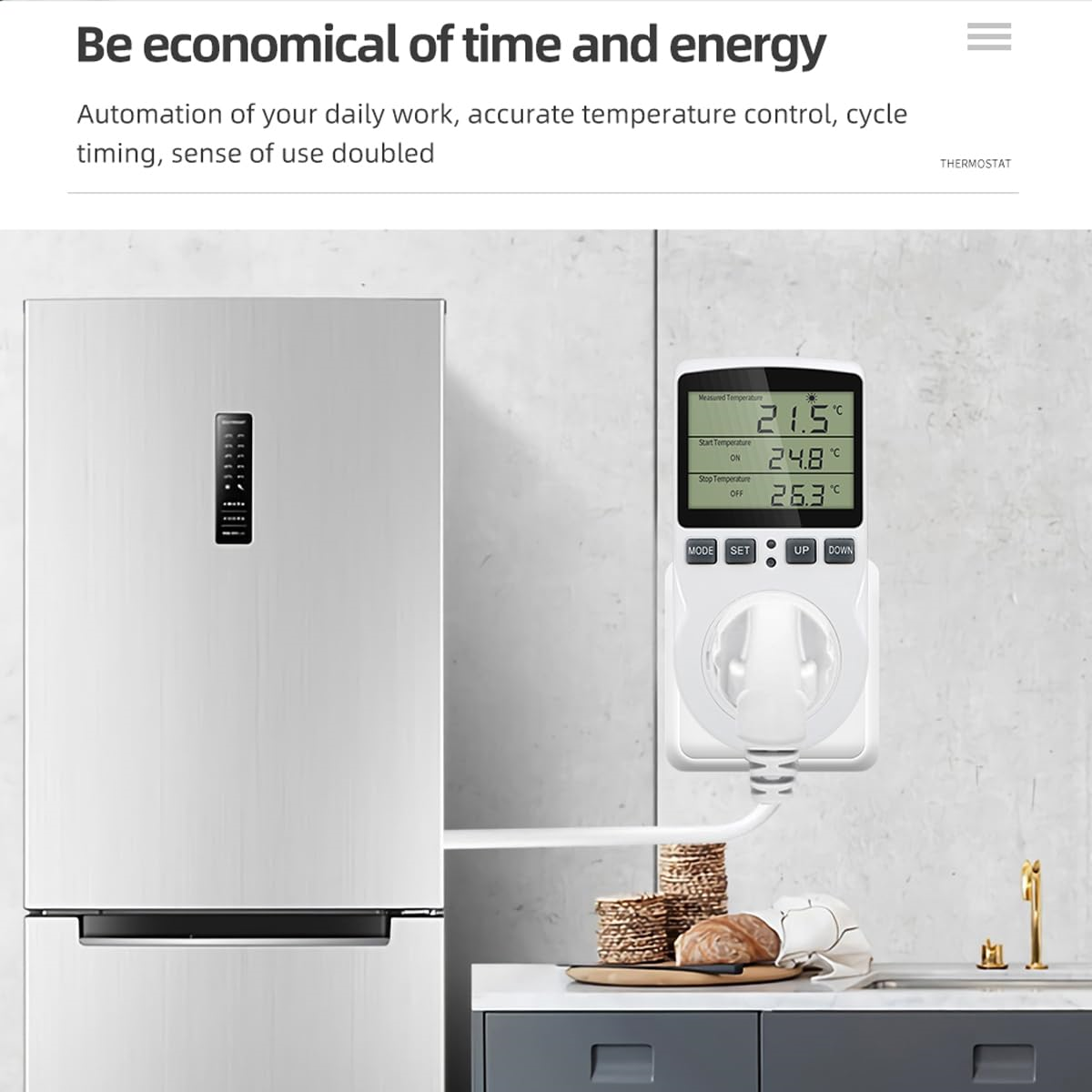 Weißer Kühlschrank neben einer Theke mit Thermostat und Digitalanzeige.