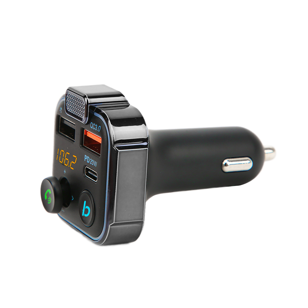 Ein schwarzes Autoladegerät mit mehreren USB-Anschlüssen und digitaler Anzeige auf weißem Hintergrund.