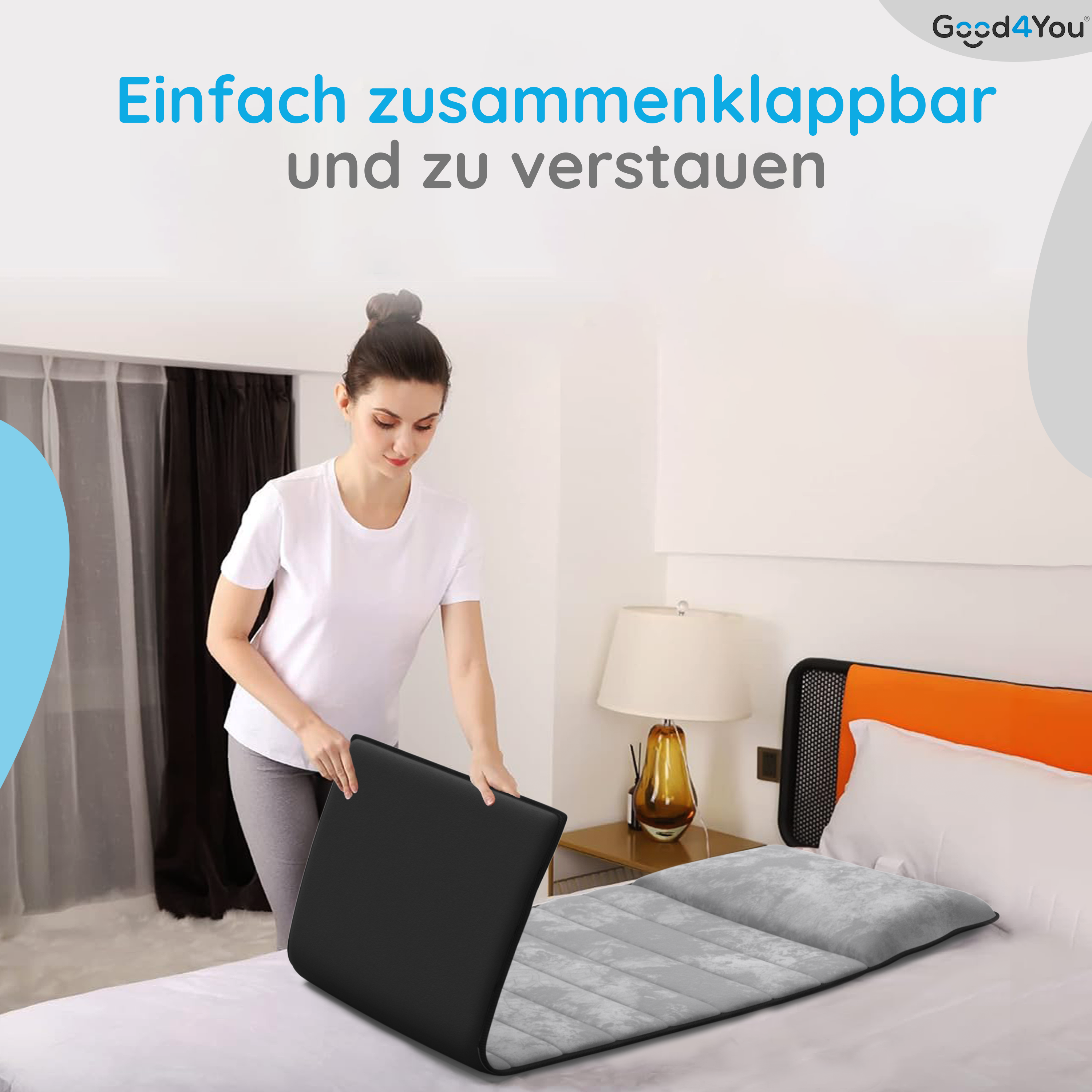 Eine Frau faltet eine schwarze Matratzenauflage auf einem Bett, Good4You-Logo im Hintergrund.