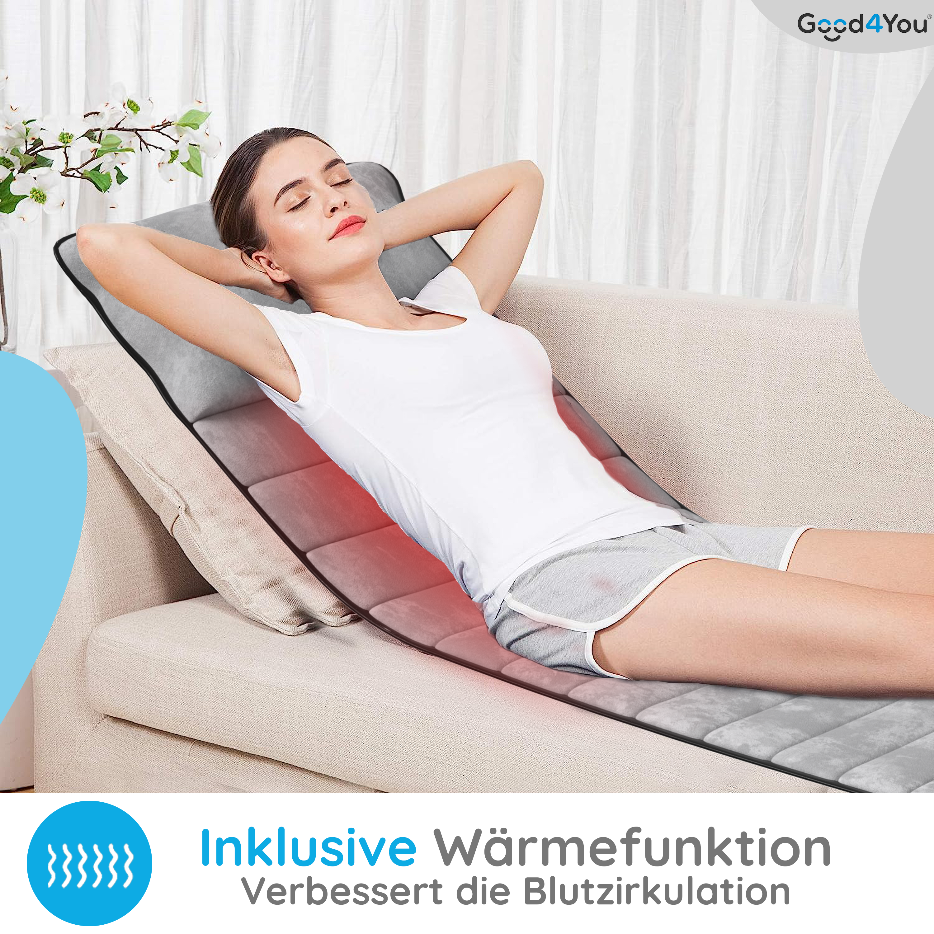 Frau liegt auf einer grauen Massagematte auf einem Sofa. Text sagt 'inklusive Wärmefunktion'.
