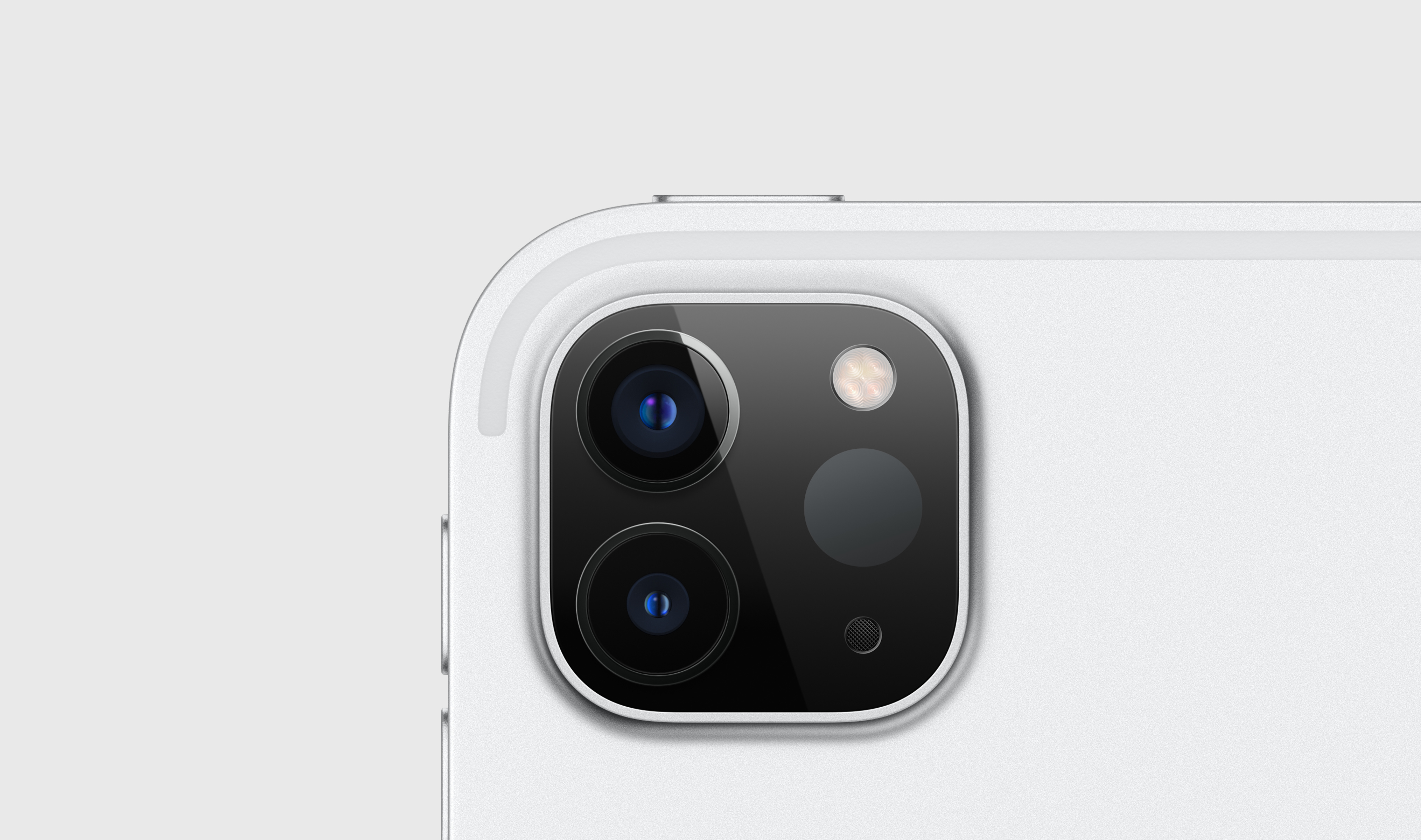 Close-up van een iPad Pro cameramodule met drie lenzen en een flitser.