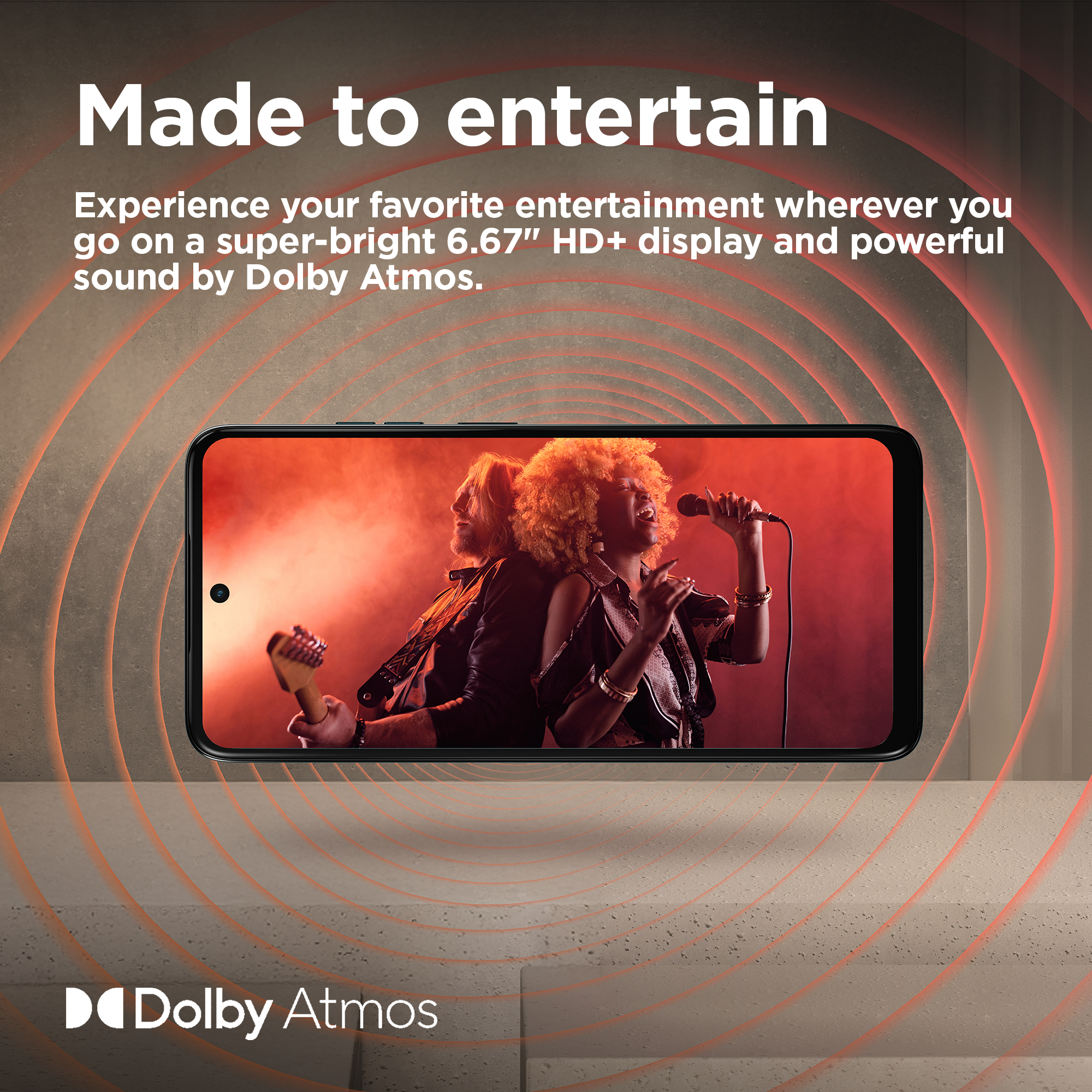 Ekran telefonu wyświetlający dwie osoby na scenie, z czerwonym tłem i akcentami fali dźwiękowej.