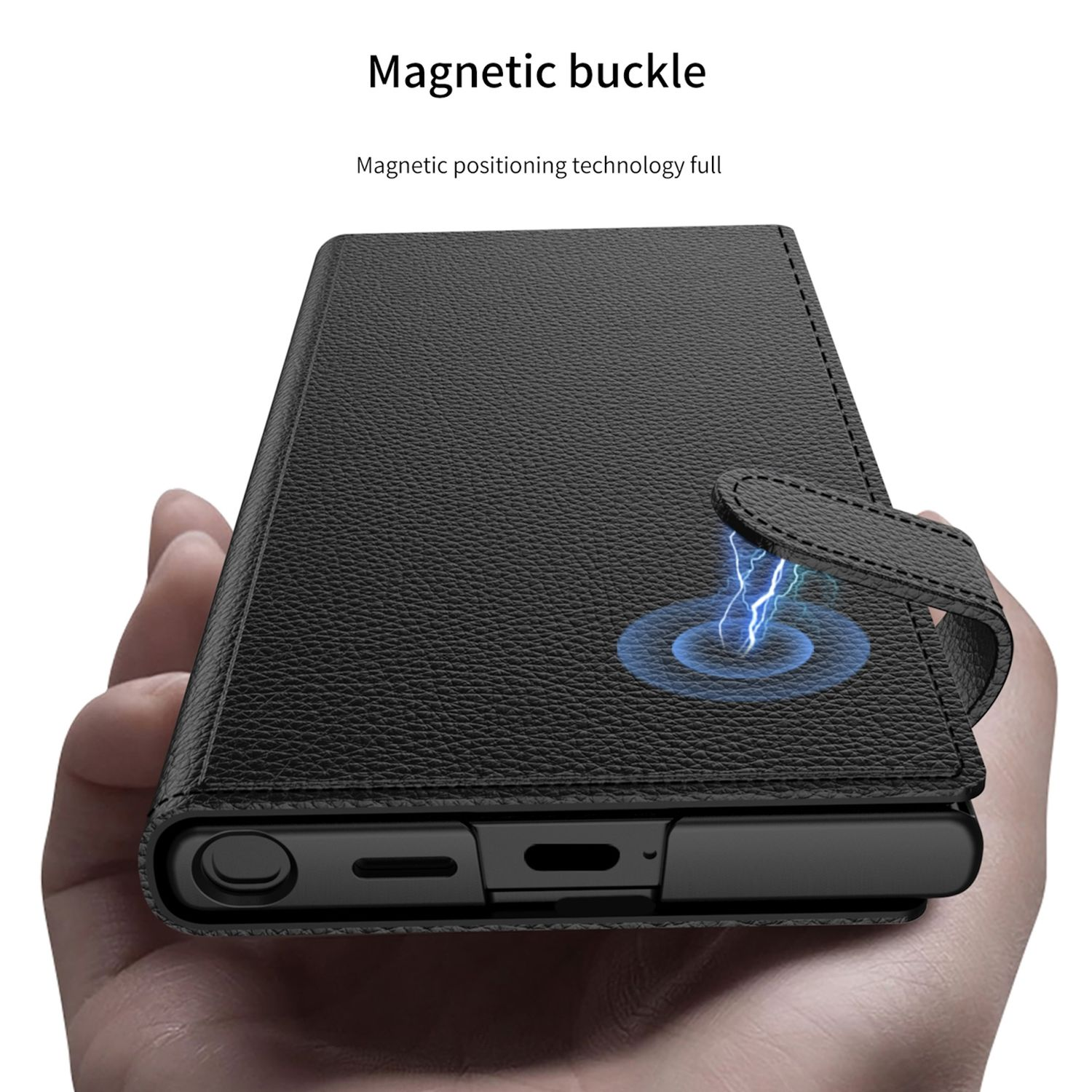 Eine schwarze Leder-Handyhülle mit Magnetverschluss. Die Hülle ist geschlossen, wird in einer Hand gehalten und zeigt einen digitalen Effekt.