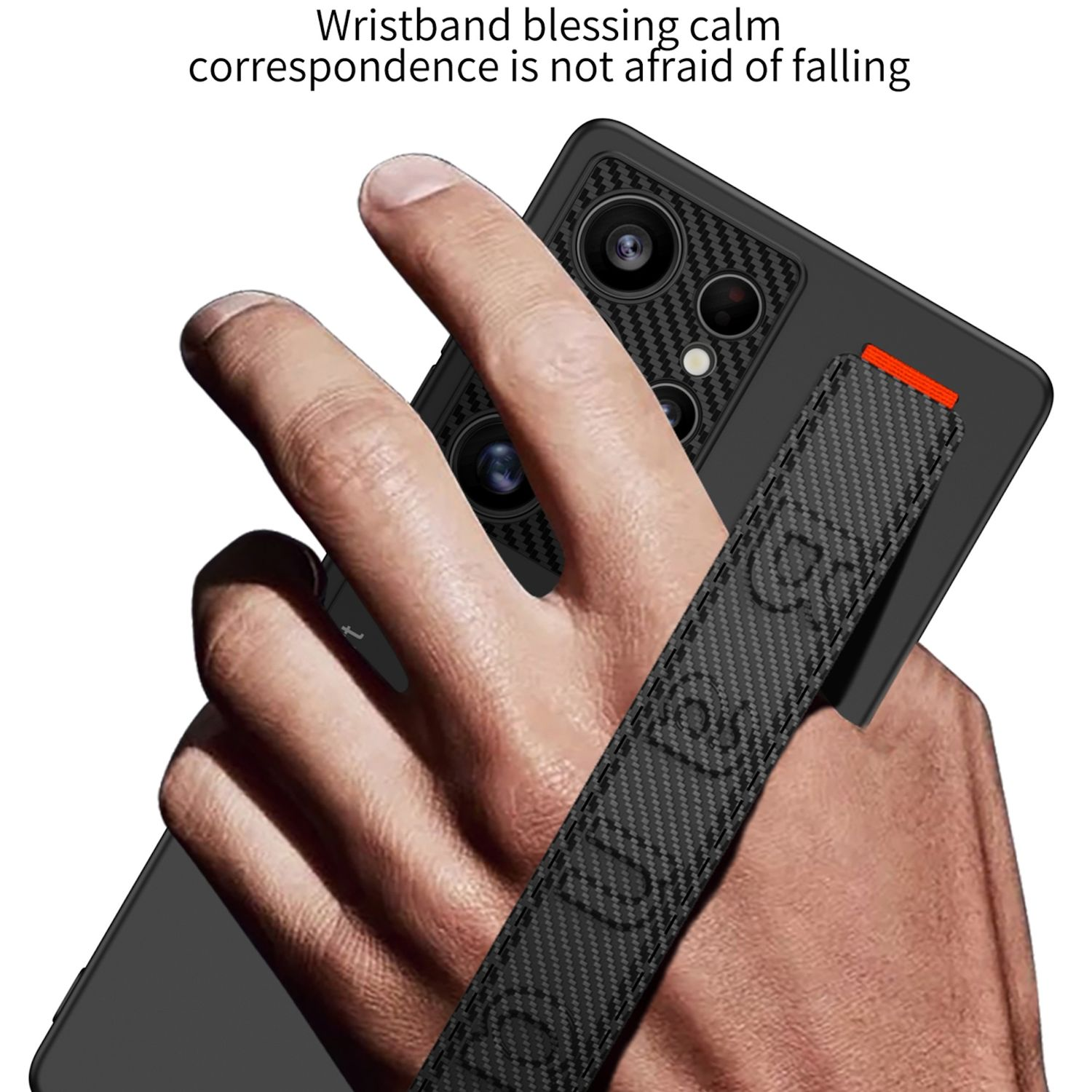 Eine Person, die ein schwarzes Telefon mit einer schwarzen Hülle und einem Gurt hält. Das Telefon hat mehrere Kameras.