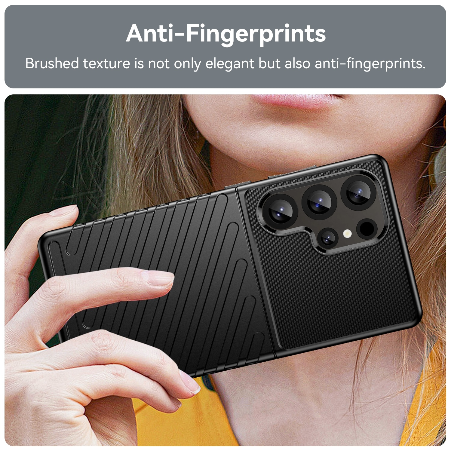 Una mujer sosteniendo una funda de teléfono negra con una parte trasera texturizada. El texto 'Anti-Fingerprints' está arriba.