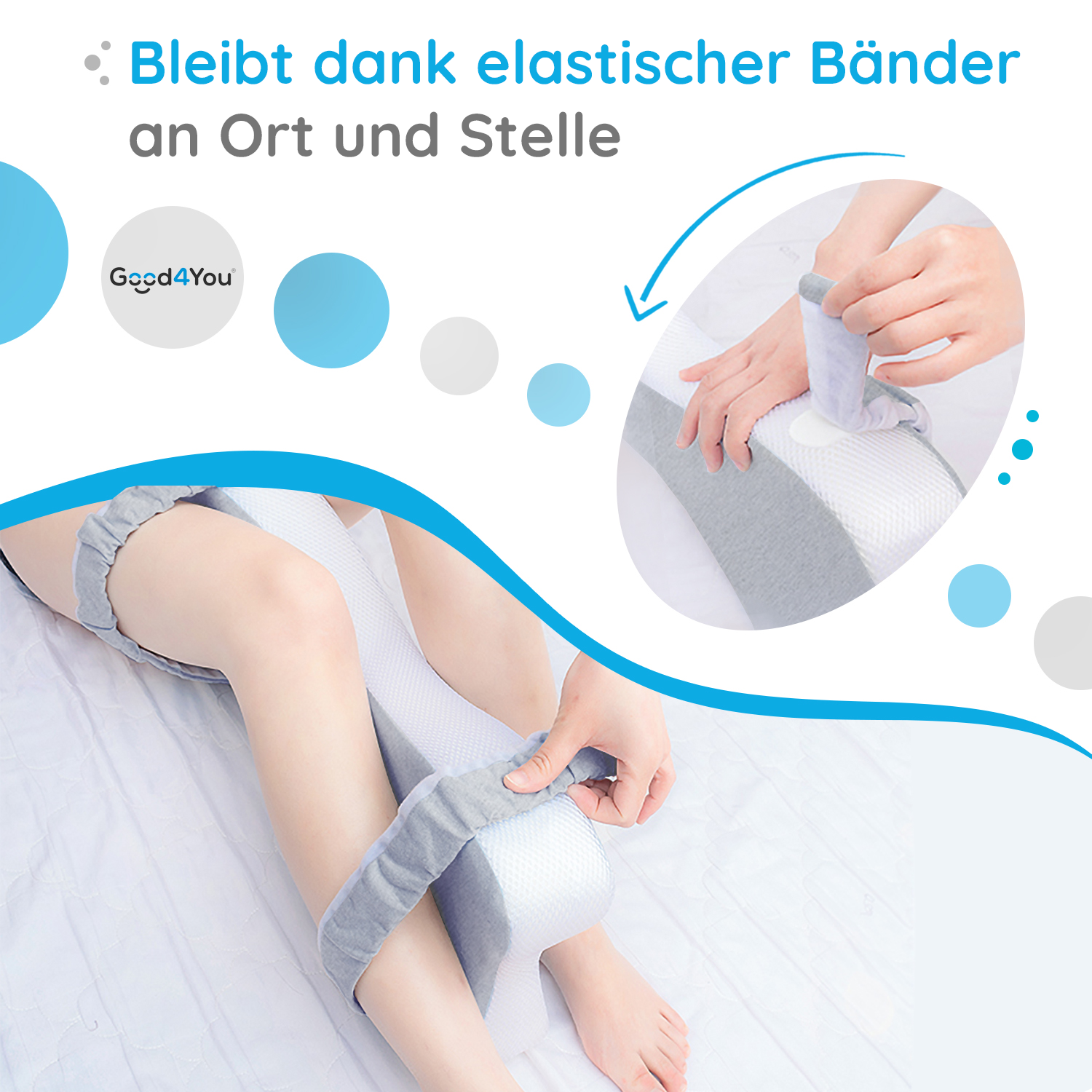 Eine Person befestigt ein Bein-Stützkissen mit einem Gummiband. Weiße Bettwäsche im Hintergrund.