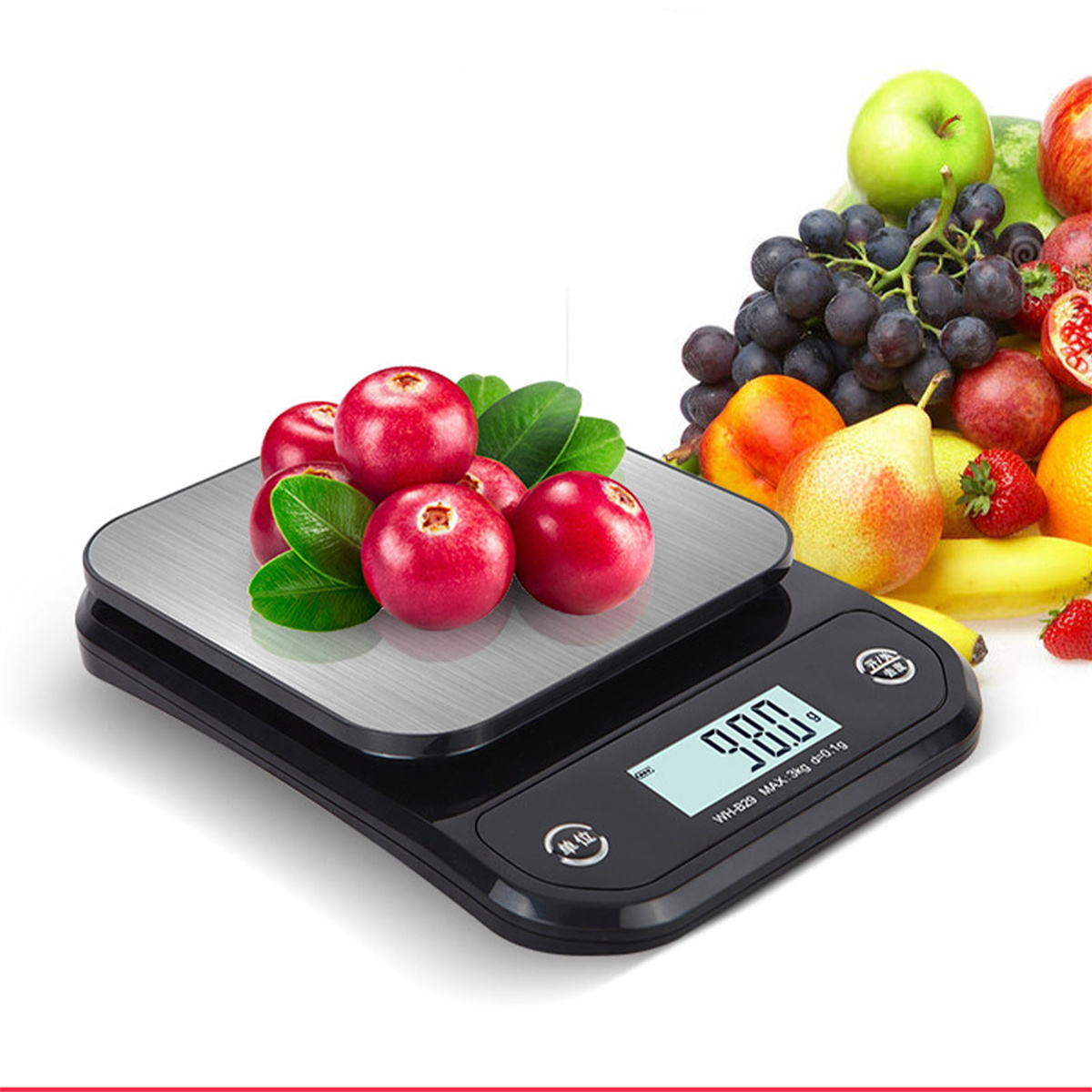 Schwarze Digitalwaage mit roten Preiselbeeren und Früchten im Hintergrund.