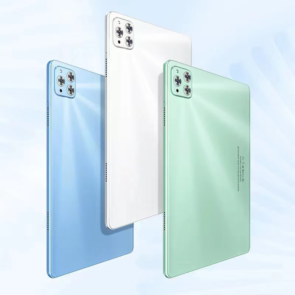 Drei Tablets, blau, weiß und grün, mit Rückkameras, vor hellem Hintergrund.