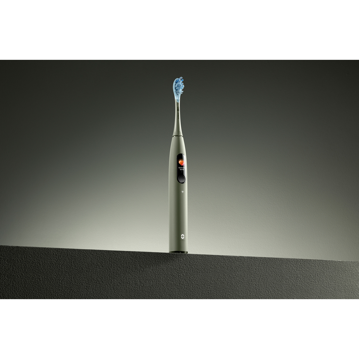 Spazzolino elettrico moderno. Grigio con setole blu. Controlli della modalità di alimentazione e pulizia.