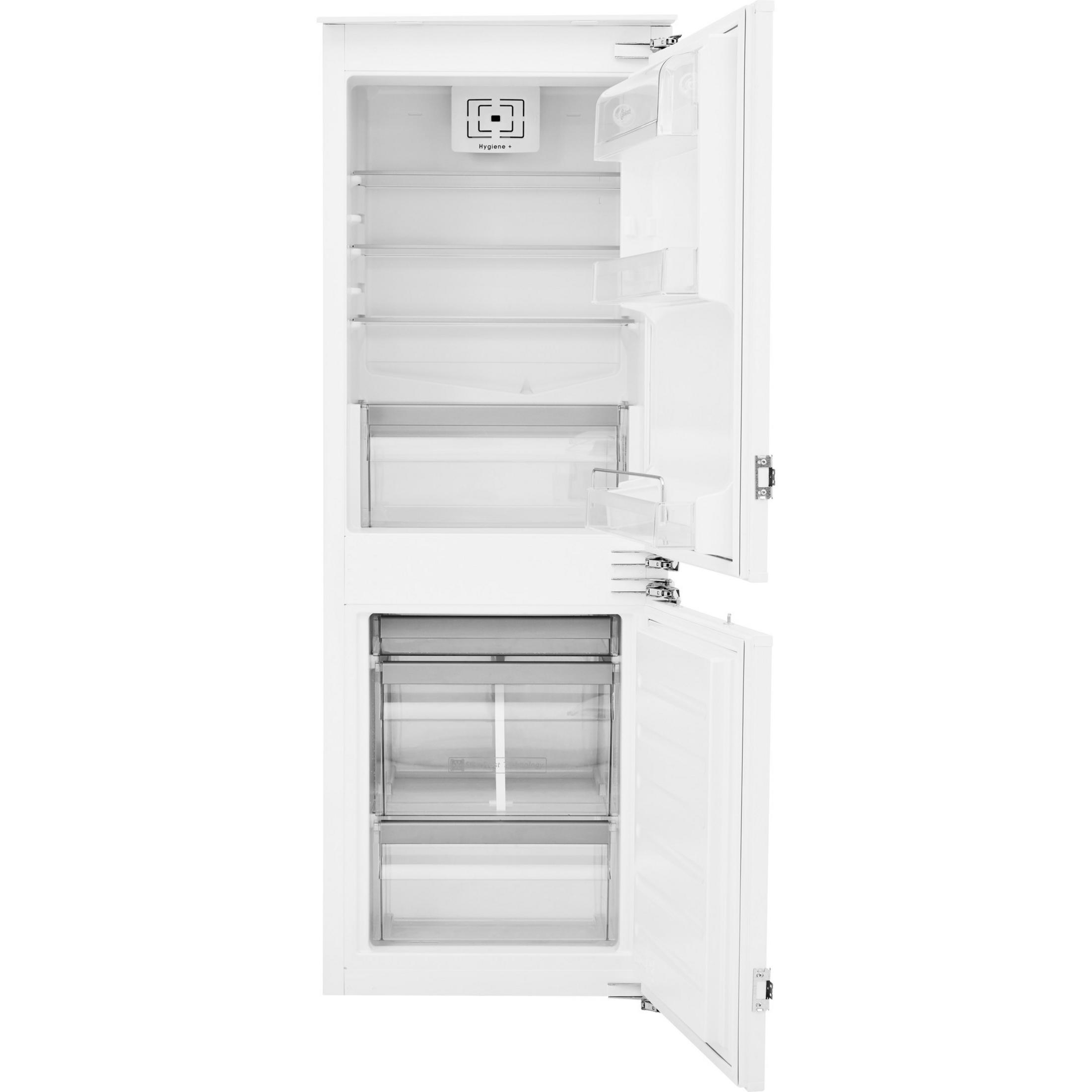 Weißer Einbaukühlschrank, Türen offen. Regale, Schubladen sichtbar. Sauberes, helles Inneres.