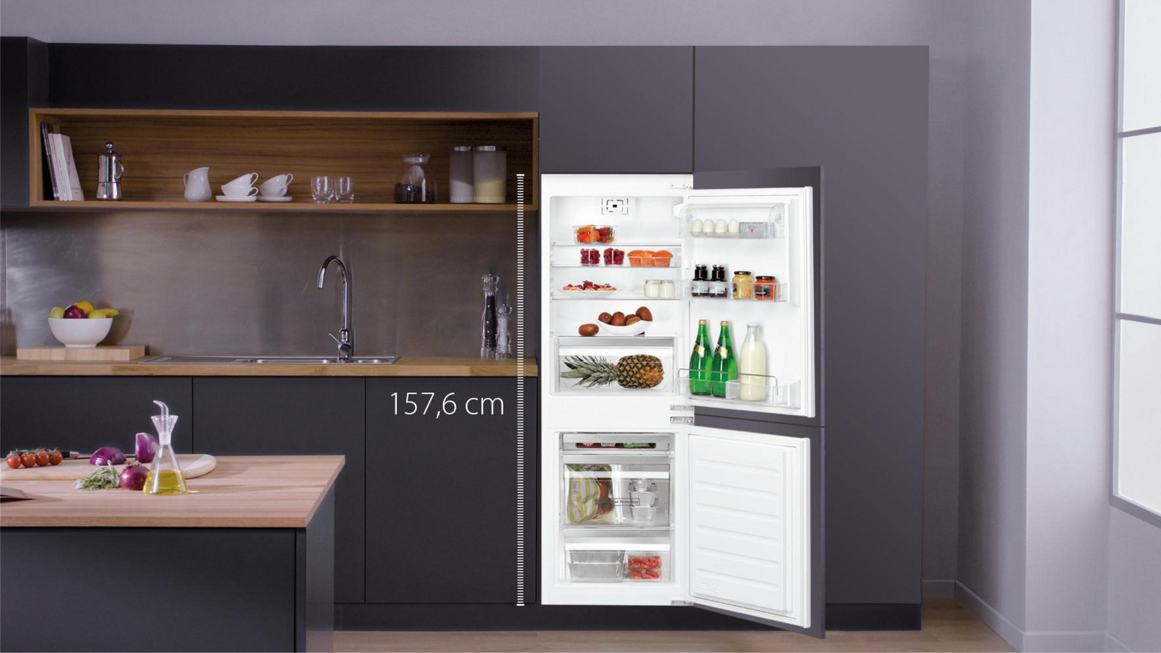 In Küchenschrank eingebauter, offener Kühlschrank. Höhe 157,6 cm. Der Innenraum ist sichtbar.